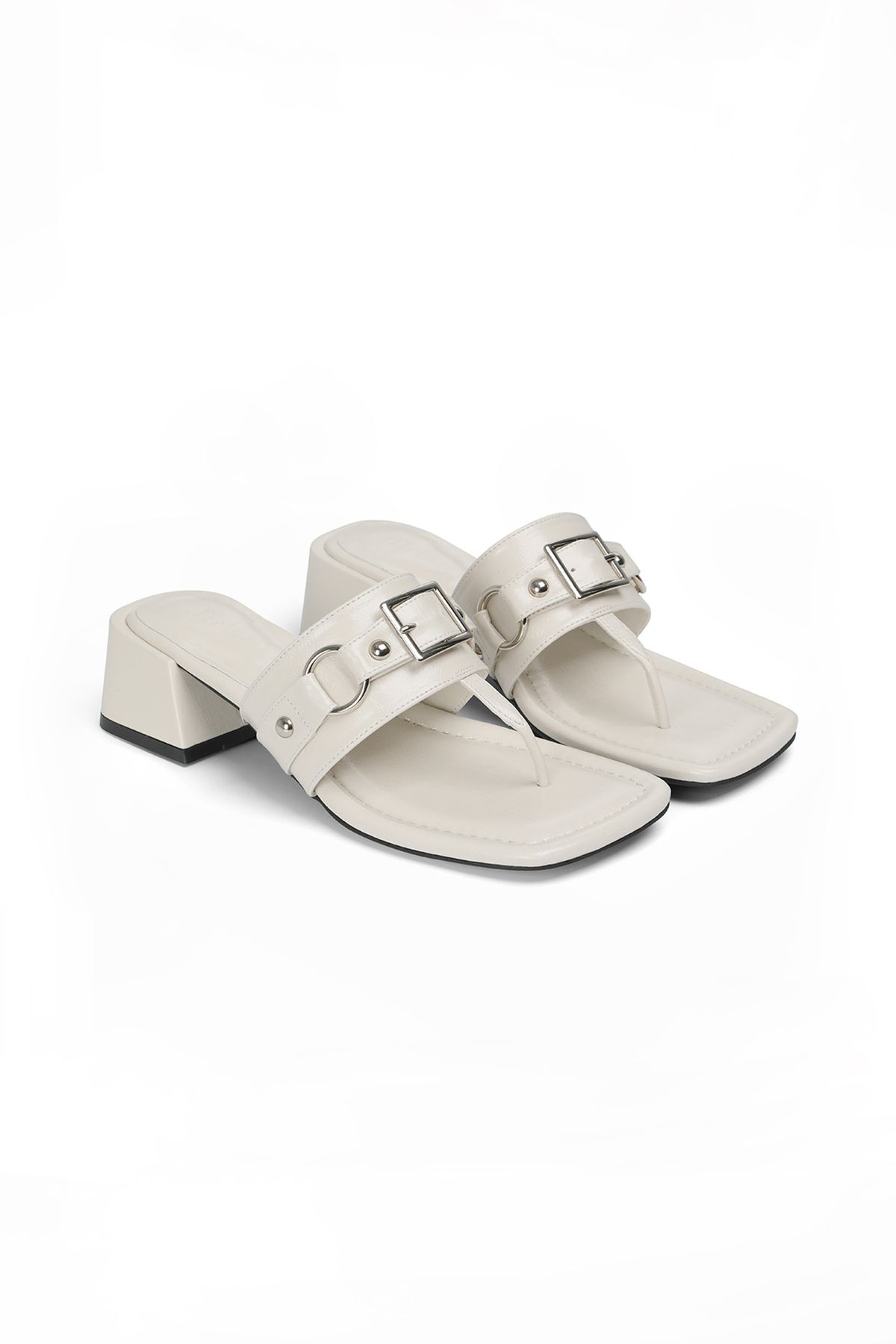 다이닛(DEINET) STUD SQUARE FLIP FLOP IN WHITE