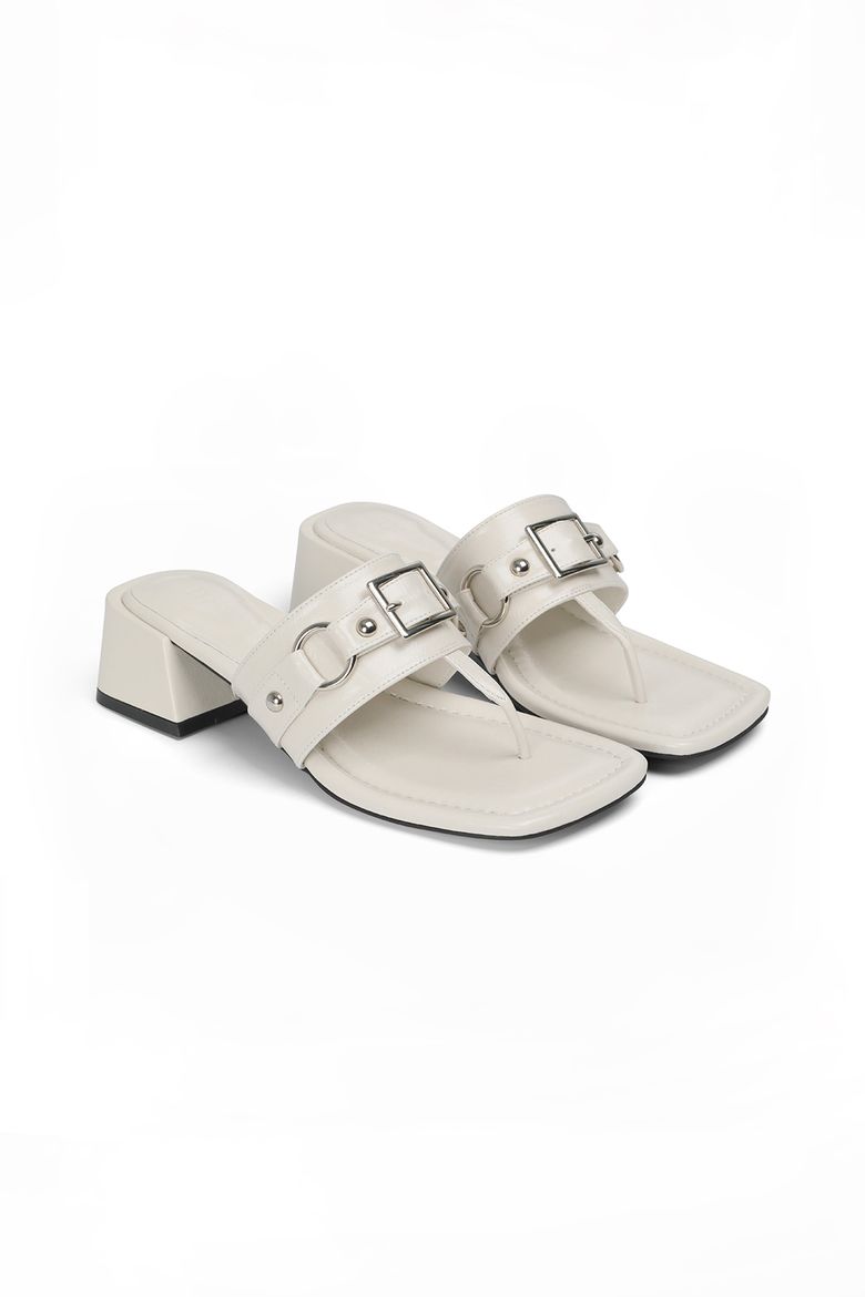 STUD SQUARE FLIP FLOP IN WHITE