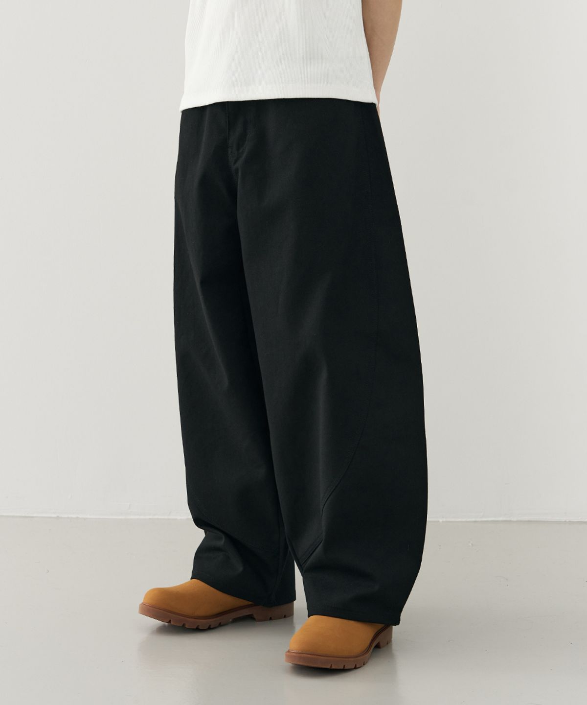 어레이드(ARRAYED) 커브드 섹션 벌룬 치노 팬츠 [BLACK]