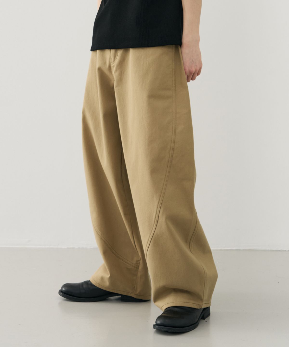 어레이드(ARRAYED) 커브드 섹션 벌룬 치노 팬츠 [BEIGE]
