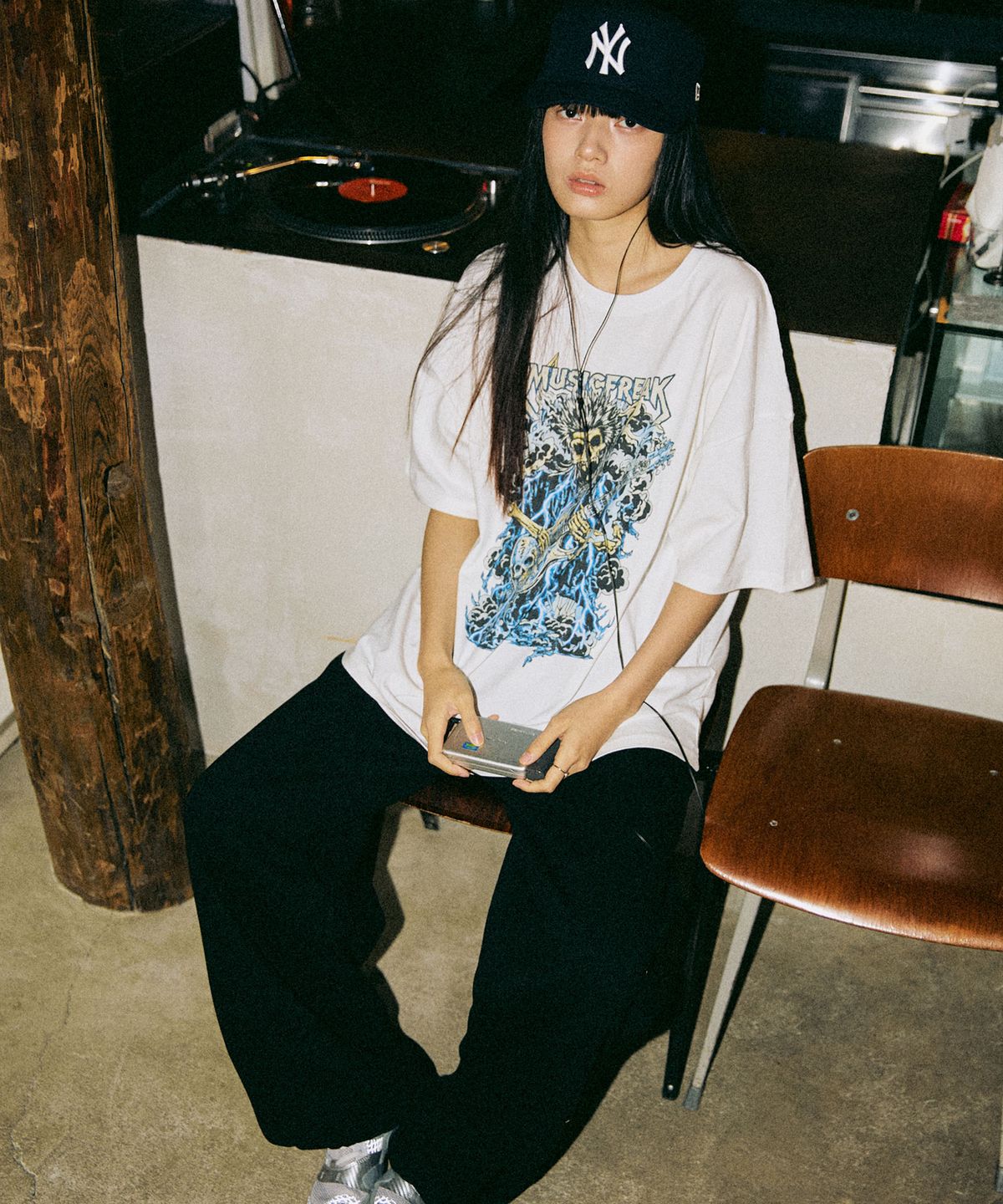 뮤직프리크(MUSICFREAK) Lightning Riff Skull T-Shirt - White