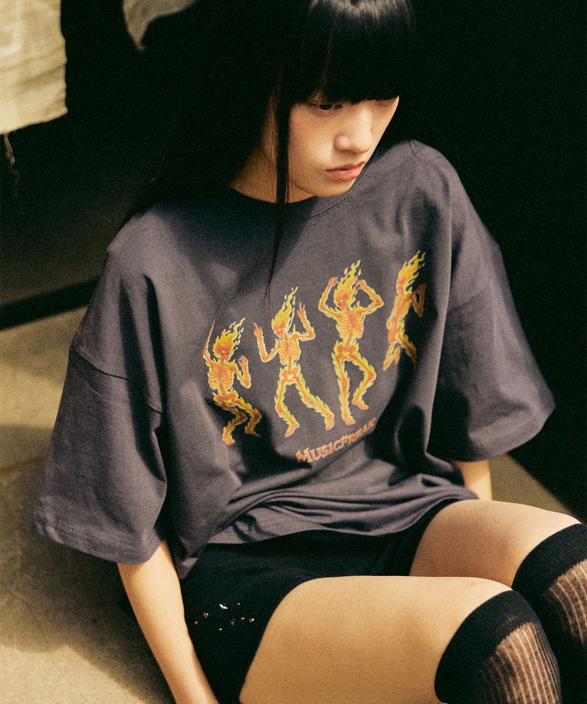 뮤직프리크(MUSICFREAK) Flaim Dancing Skull T-Shirt - Charcoal