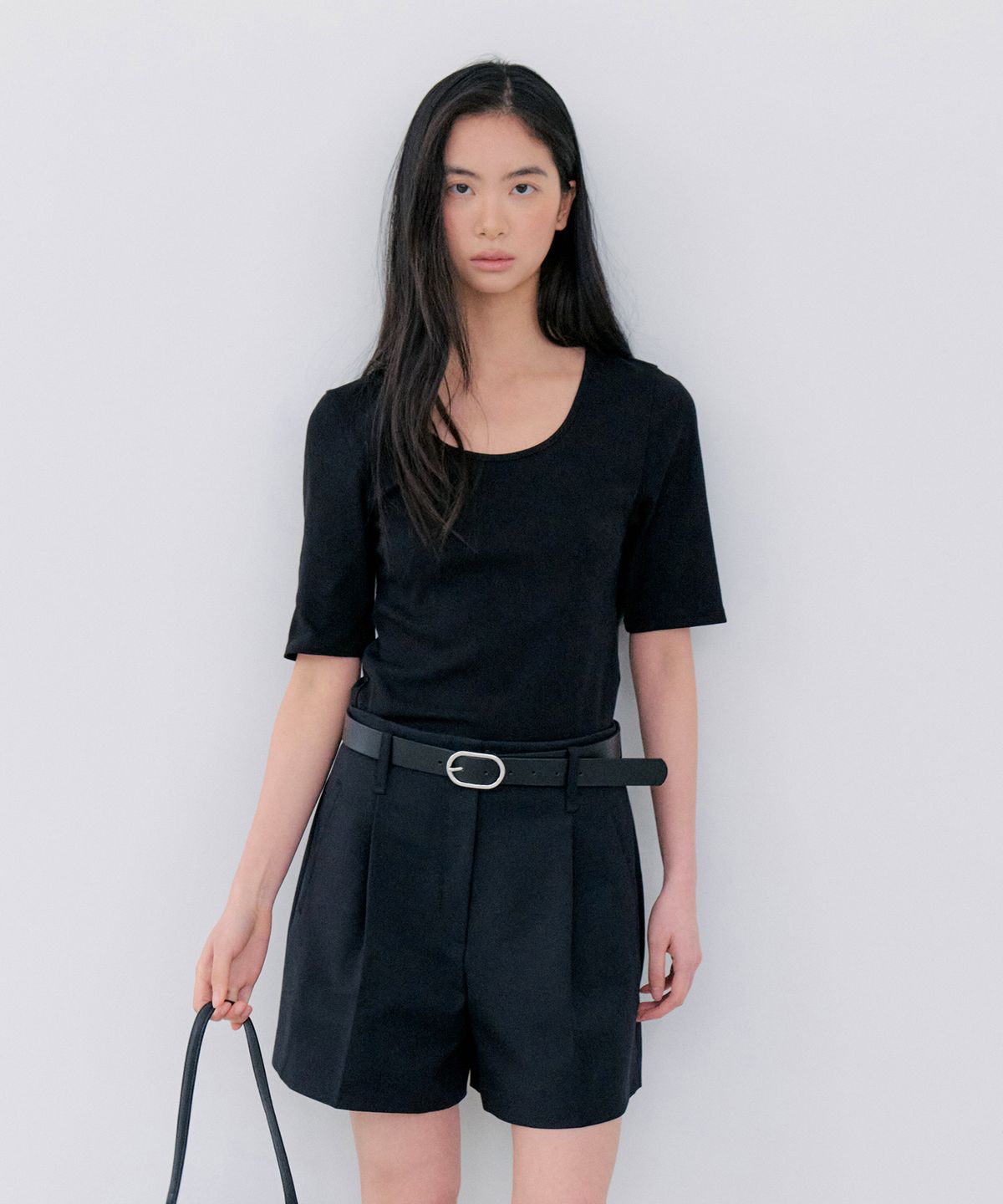 노티아(NOTIA) U-NECK SLIM FIT T-SHIRTS - BLACK