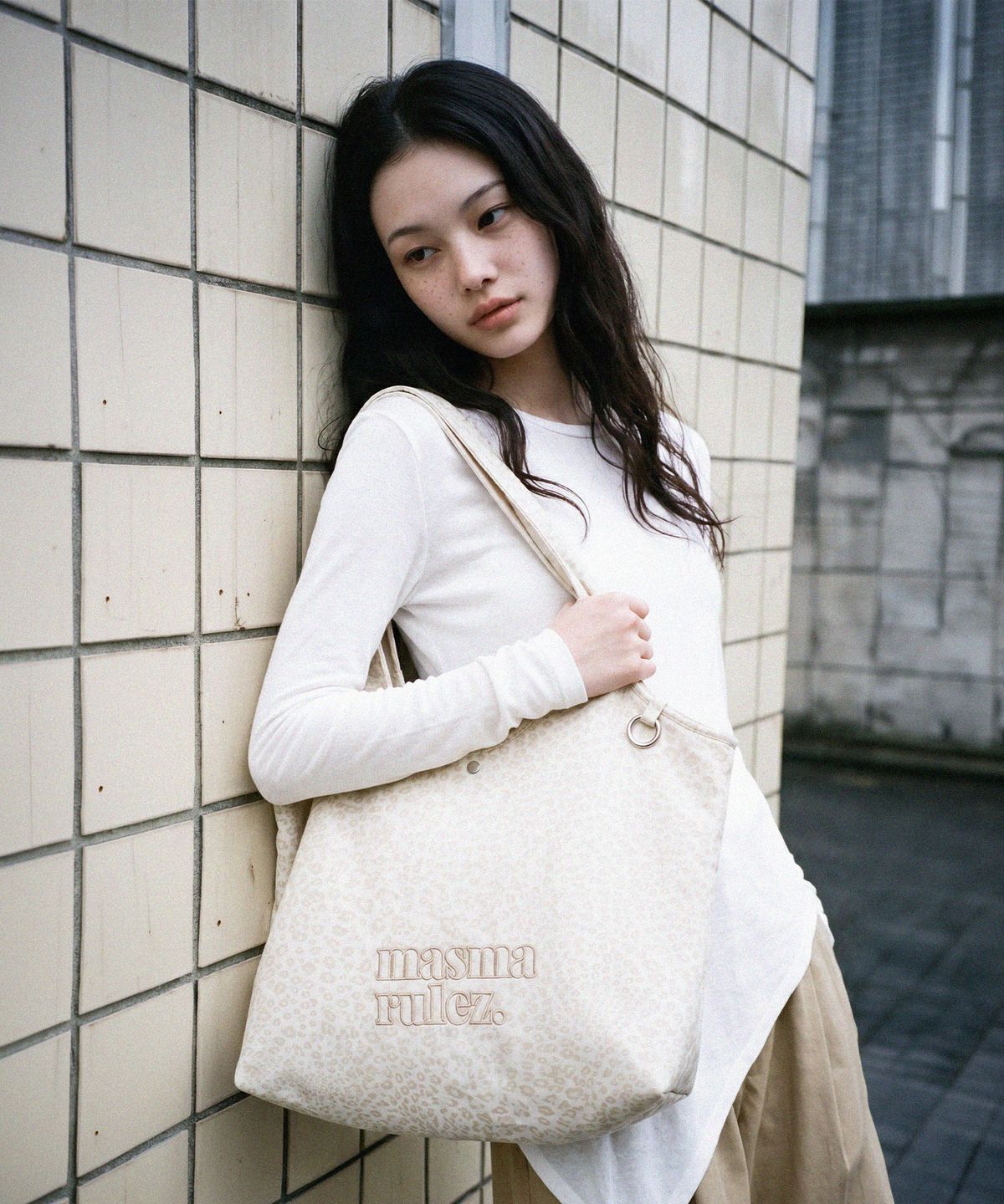 마스마룰즈(MASMARULEZ) Loose fit big shoulder bag_Wrinkle leopard beige