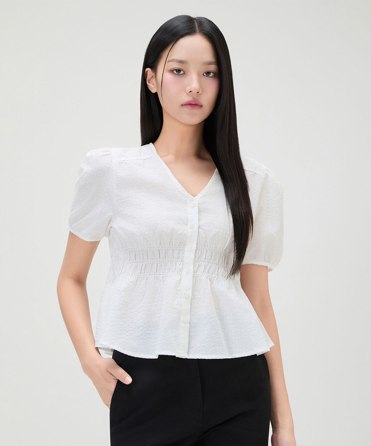 미쏘(MIXXO) V넥 셔링 블라우스 RE BLG412G_MIWBWG61QG