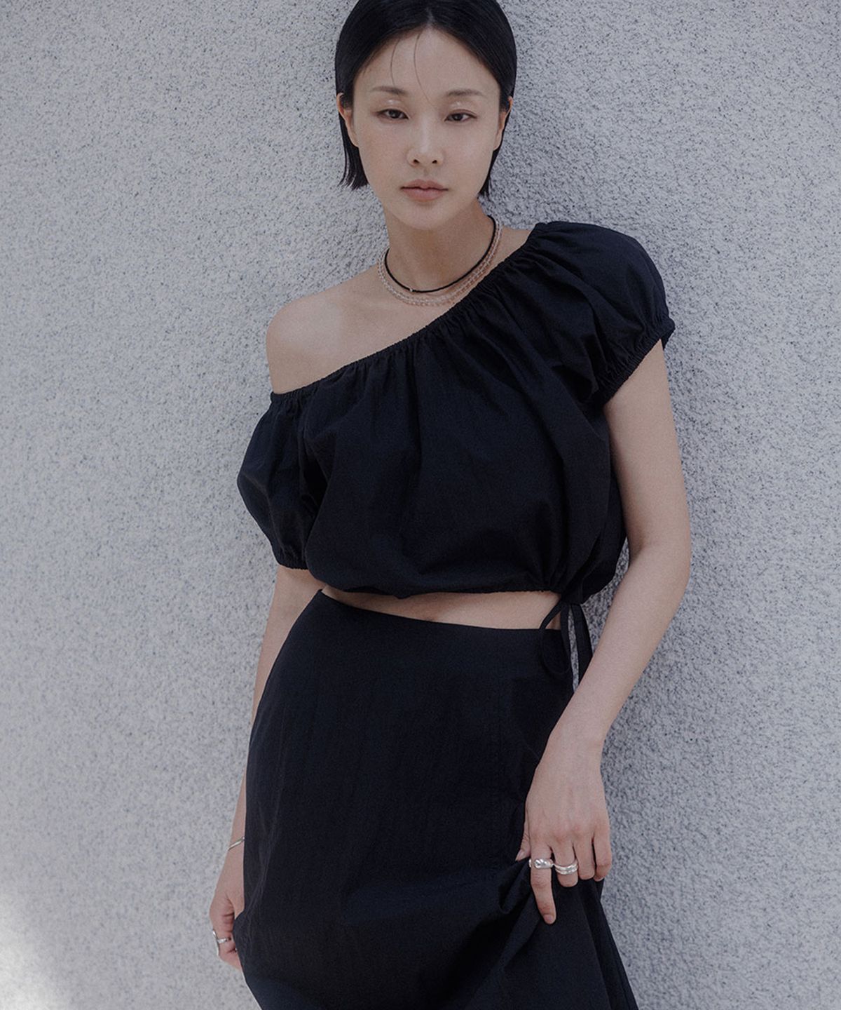 메무아(MEMUA) 오브 셔링 투웨이 블라우스(블랙)