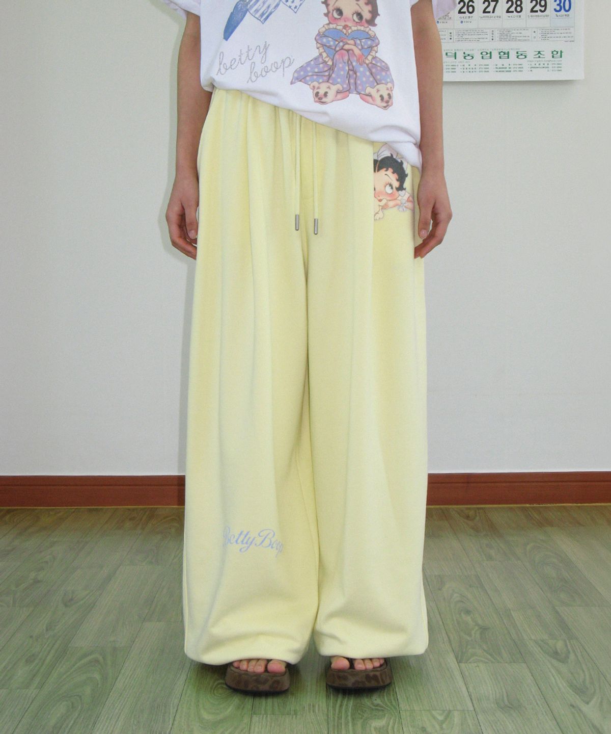 론론(RONRON) BETTY BOOP LETTERING SWEAT JOGGER PANTS SOFT YELLOW