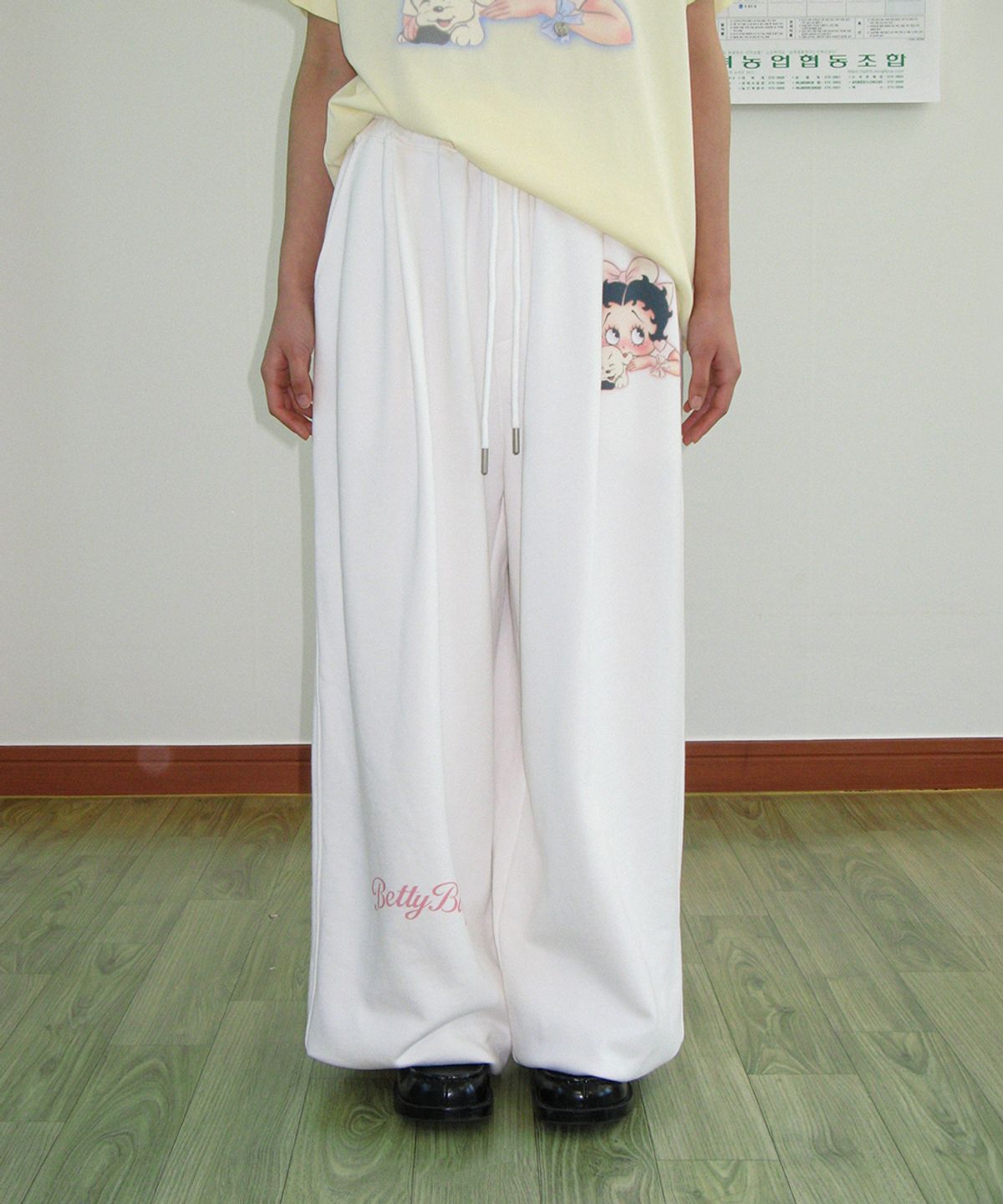 론론(RONRON) BETTY BOOP LETTERING SWEAT JOGGER PANTS WHITE