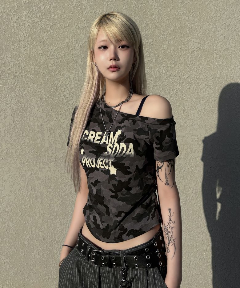 카모 사이드 셔링 원숄더 크롭 반팔 티셔츠 그레이