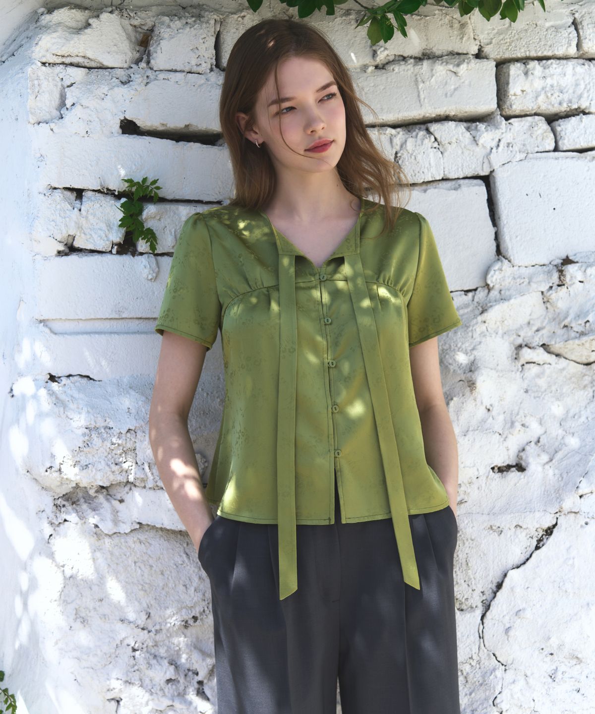 드로우핏 우먼(DRAWFIT WOMEN) 새틴 자카드 타이 블라우스 [OLIVE GREEN]