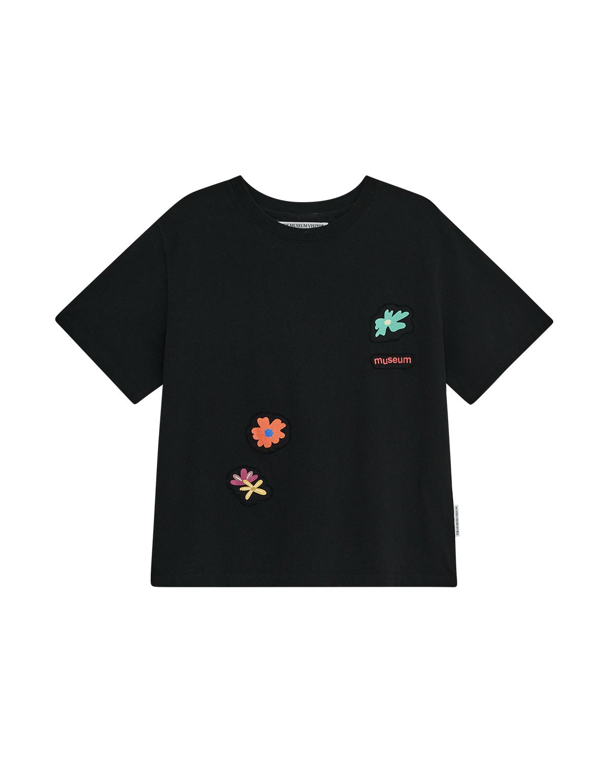 더뮤지엄비지터(THEMUSEUMVISITOR) MULTI FLOWER PATCH T-SHIRT (BLACK)