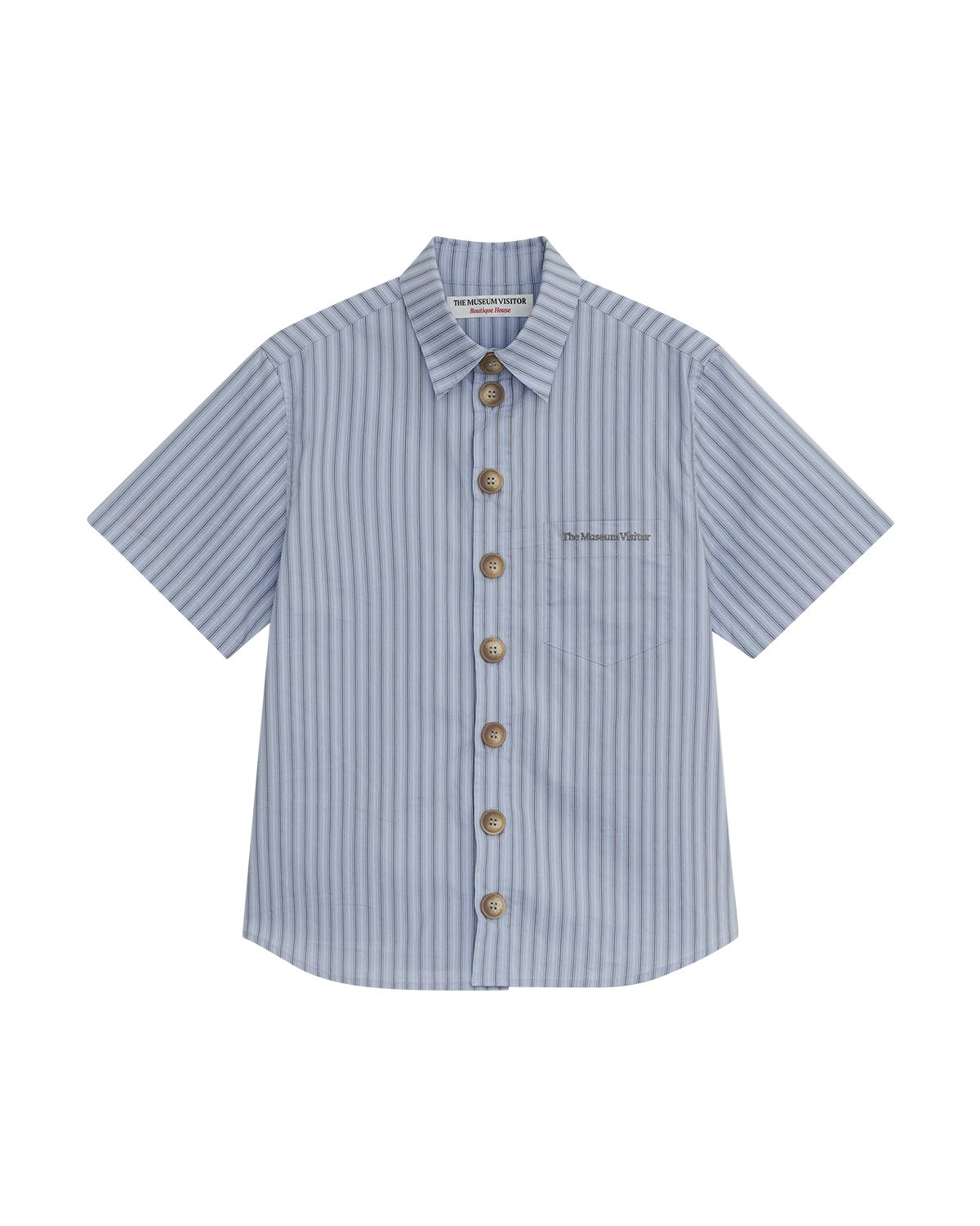 더뮤지엄비지터(THEMUSEUMVISITOR) STRIPE BUTTON HALF SHIRT (SKY BLUE)