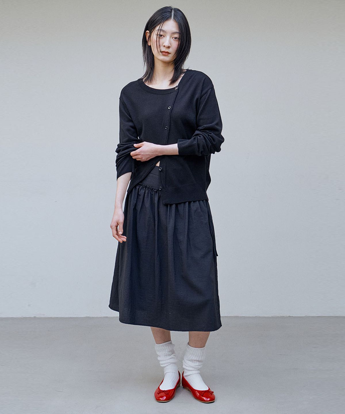 아위(AHWE) 볼륨 셔링 스커트_블랙
