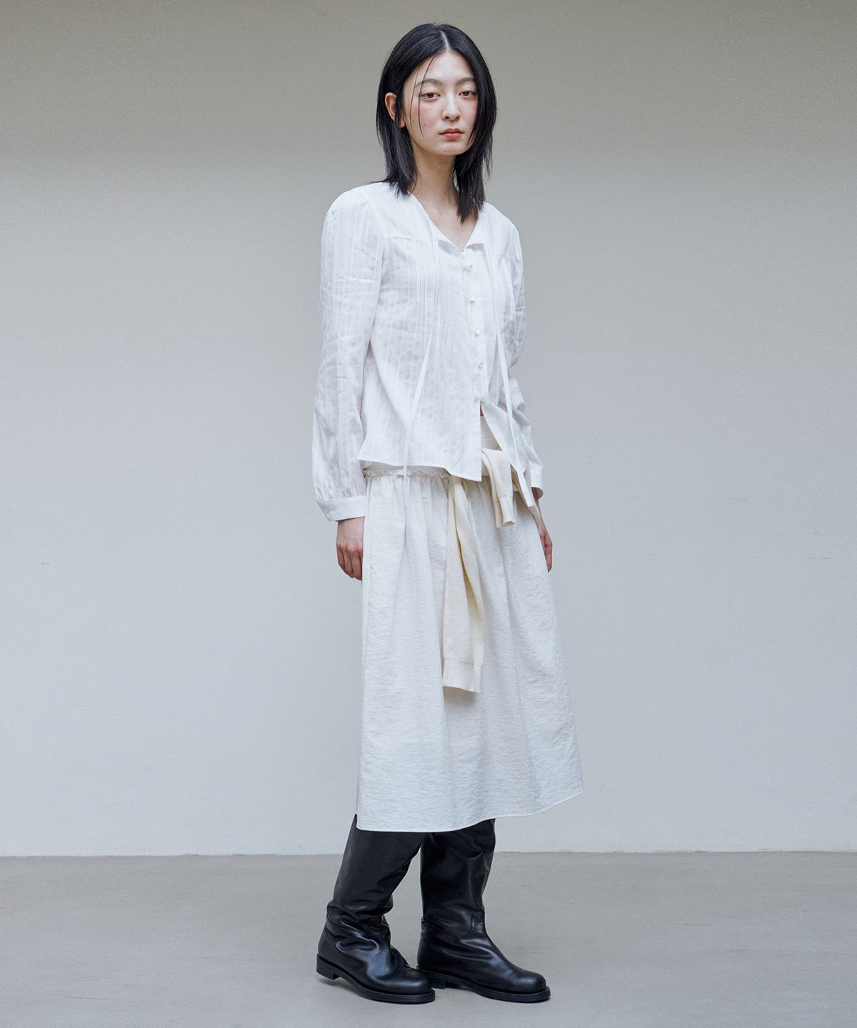 아위(AHWE) 볼륨 슬리브 핀턱 셔츠_화이트