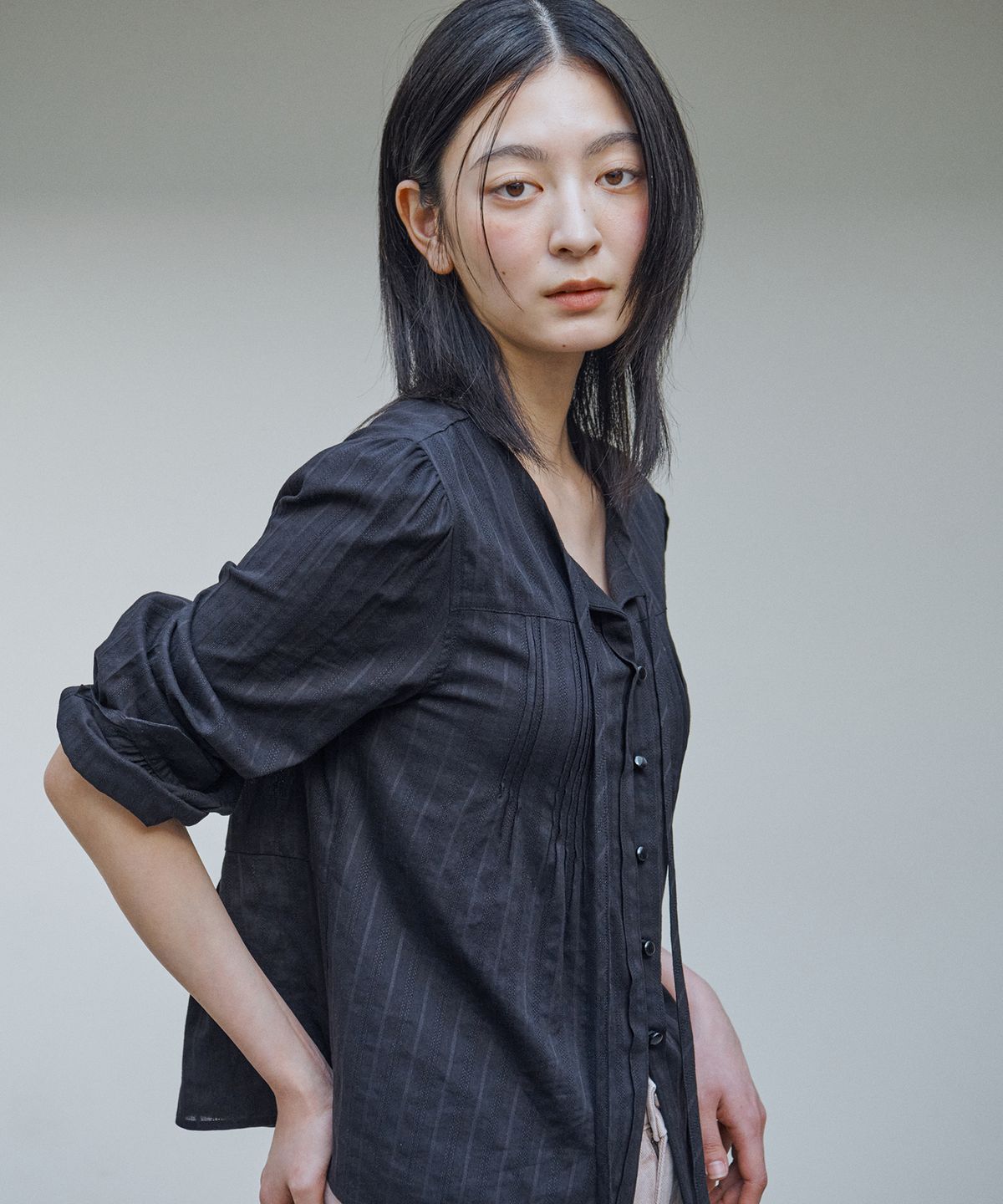 아위(AHWE) 볼륨 슬리브 핀턱 셔츠_블랙