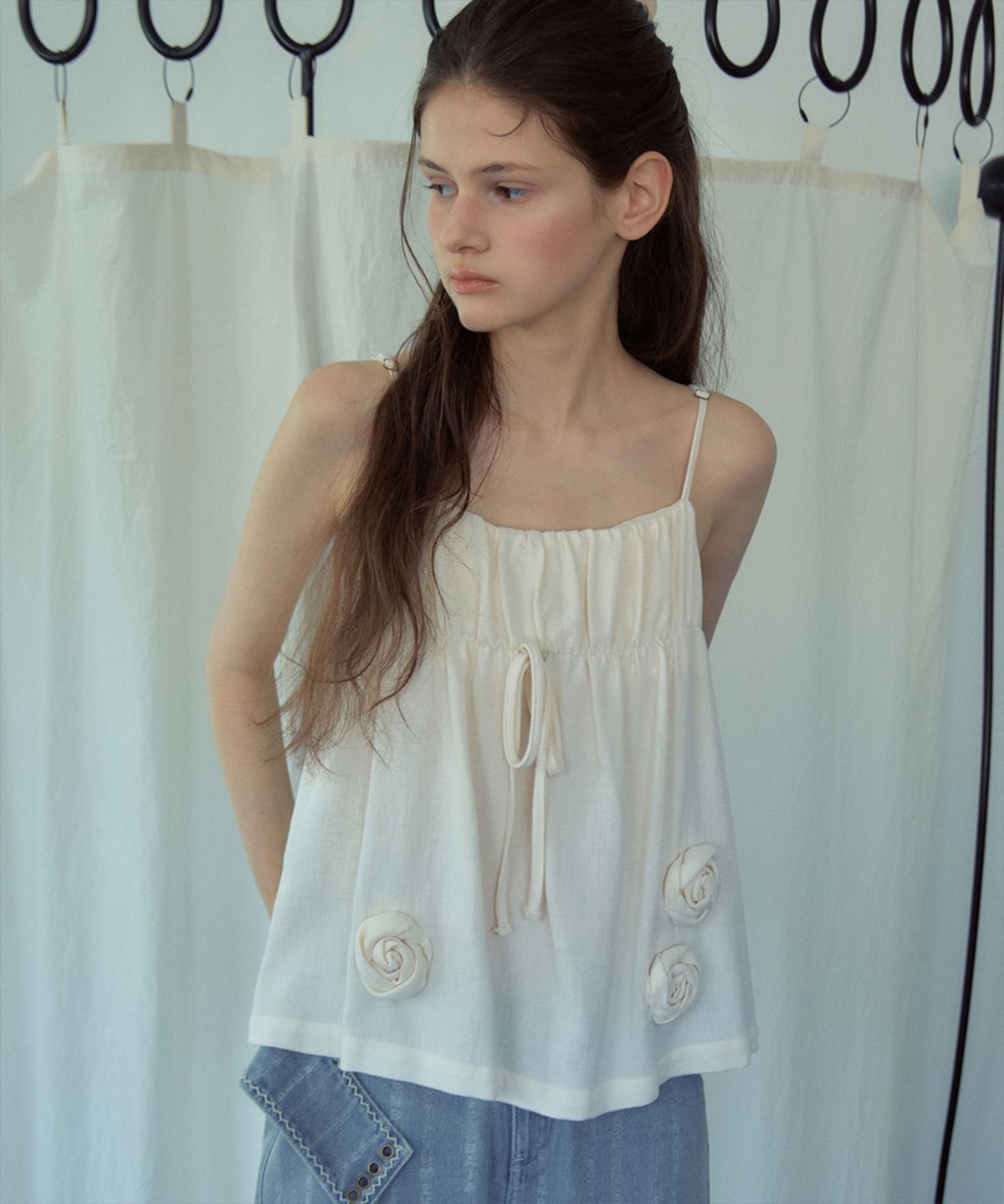 아우어노스텔지아(OURNOSTALGIA) Rose Vine Sleeveless Blouse_Cream(OB6BL10)