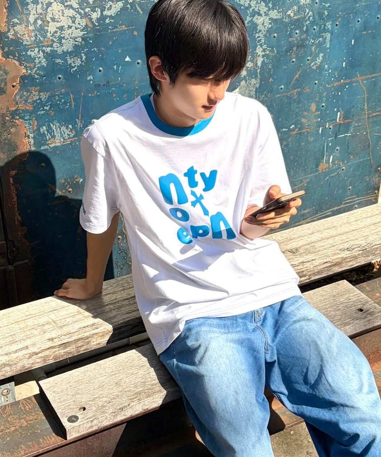 SCATTERED SIGNATURE TYPO TEE (WHITE)