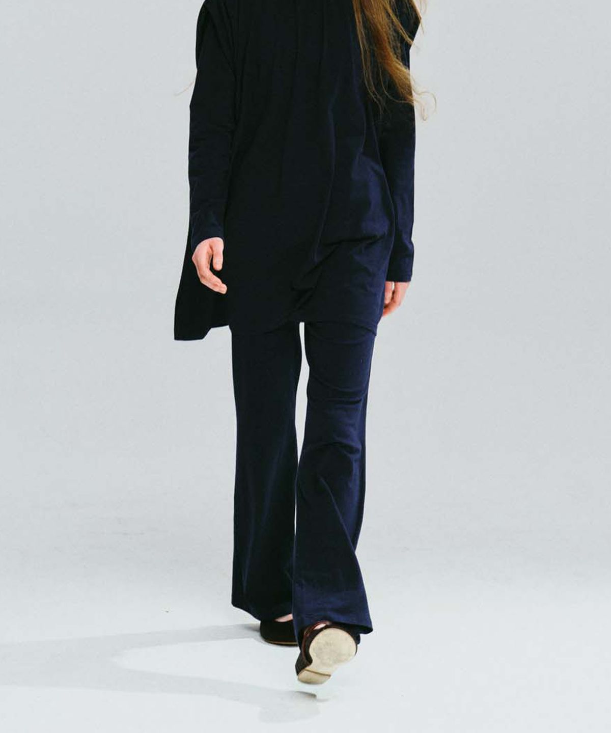 코스모스(COSMOSS) SOFT LAYERED FLARE PANTS (DEEP NAVY)