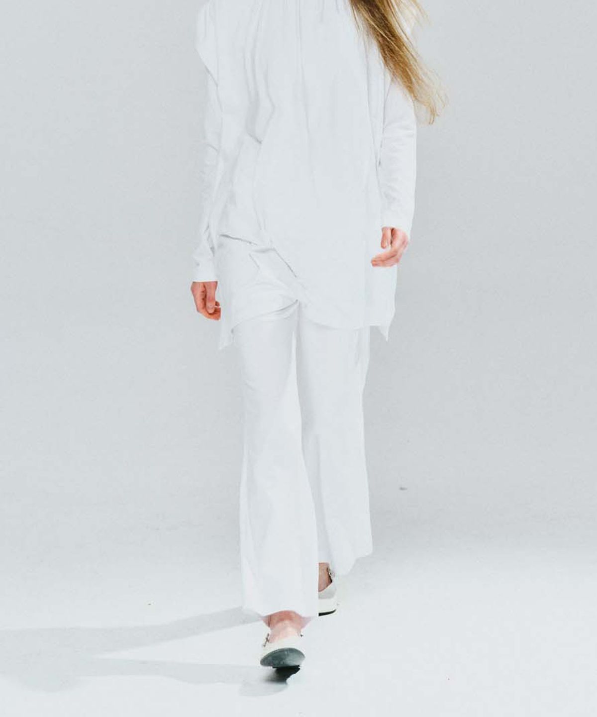 코스모스(COSMOSS) SOFT LAYERED FLARE PANTS (WHITE)
