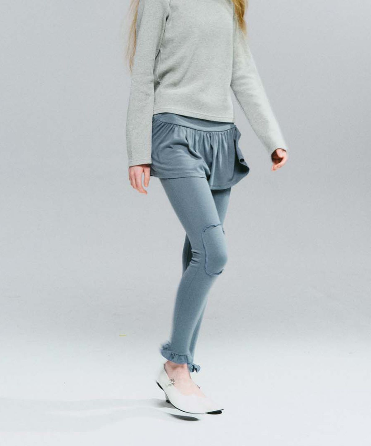 코스모스(COSMOSS) PATCHED RUFFLE TRIM LEGGINGS (GREY)