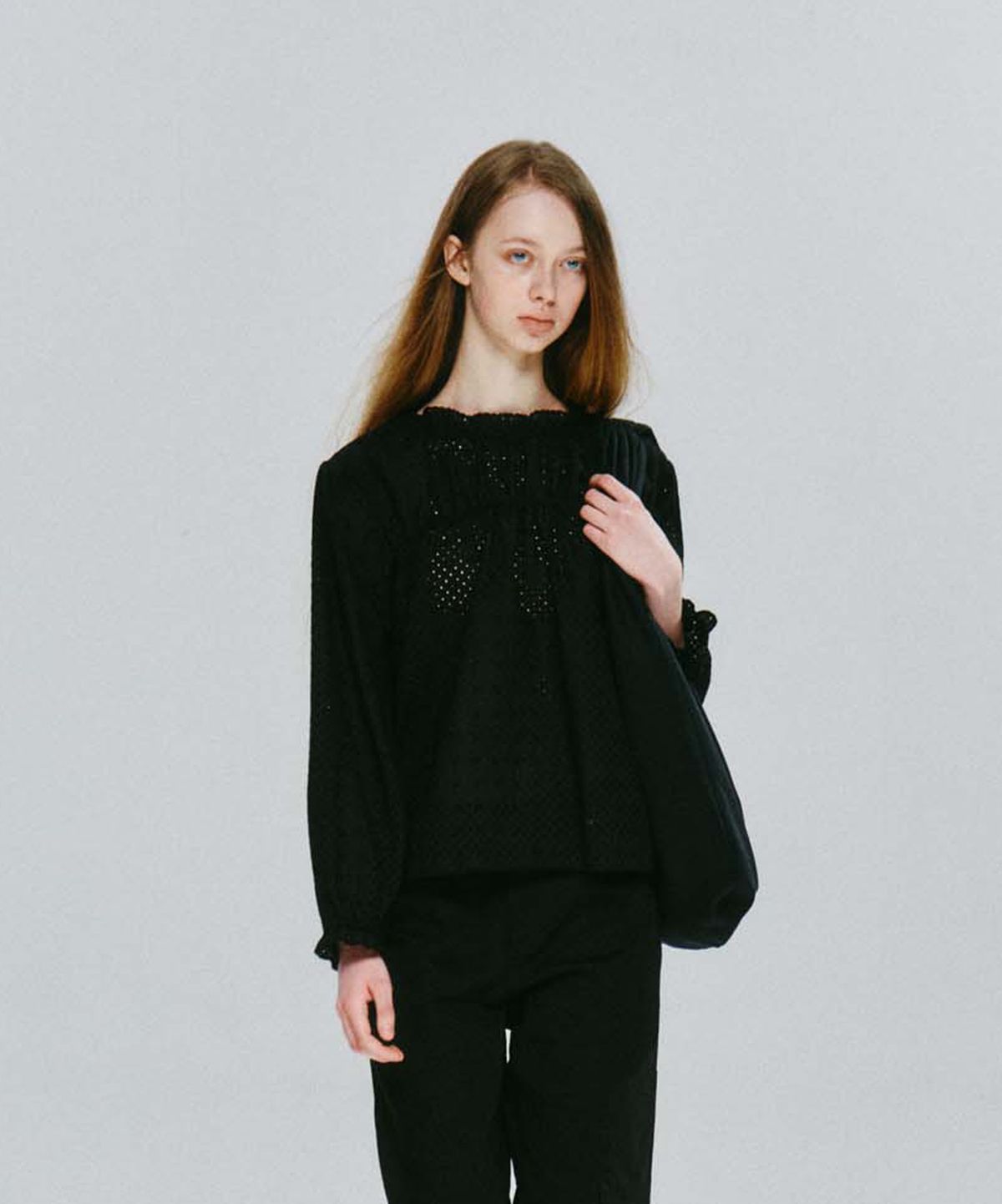 코스모스(COSMOSS) LACE GATHERED BLOUSE (BLACK)