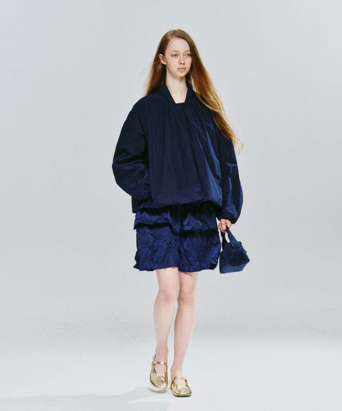 코스모스(COSMOSS) CURVED SHIRRING PUFF JACKET (NAVY)