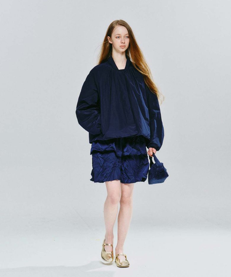 CURVED SHIRRING PUFF JACKET (NAVY)
