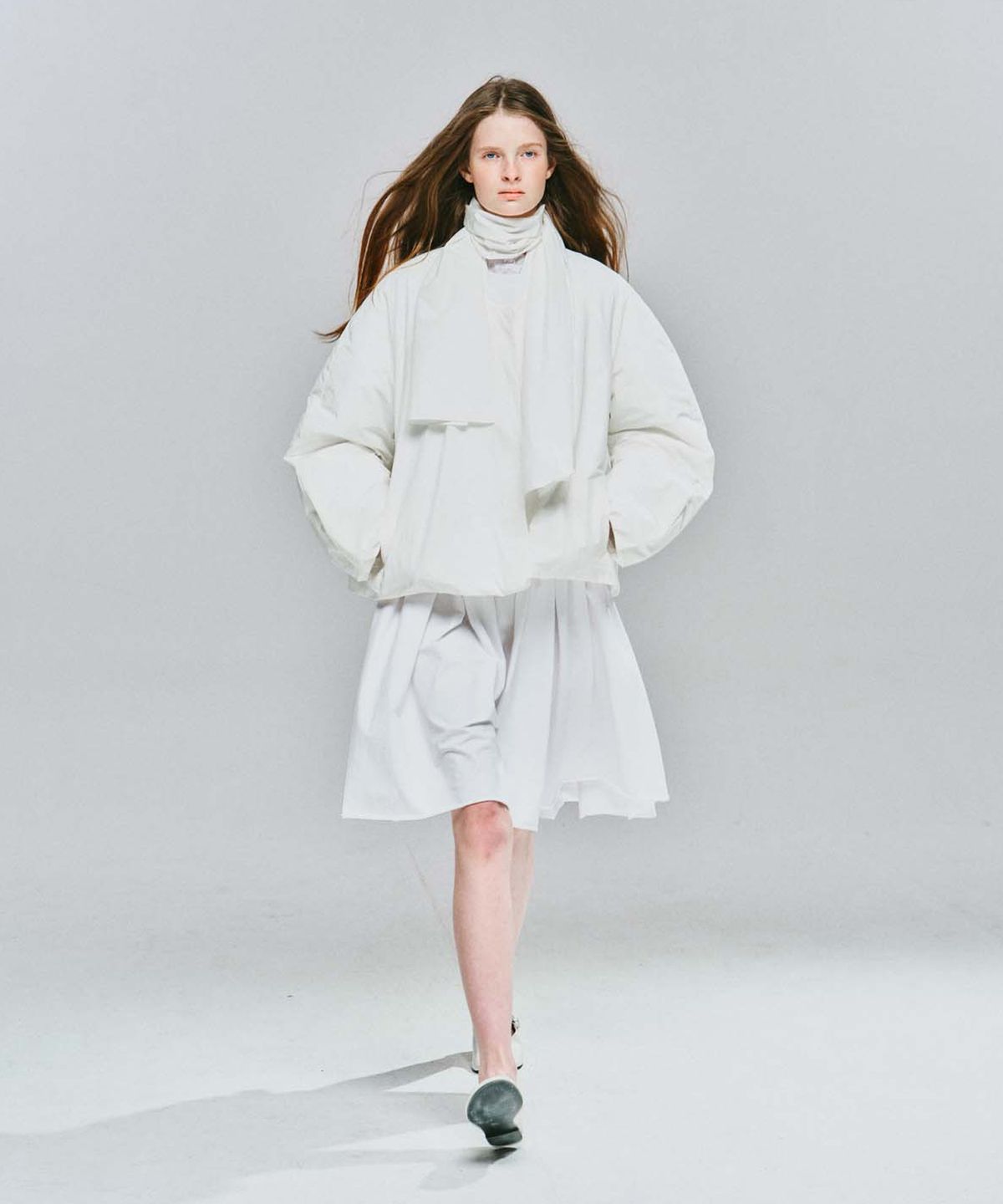 코스모스(COSMOSS) CURVED SHIRRING PUFF JACKET (WHITE)