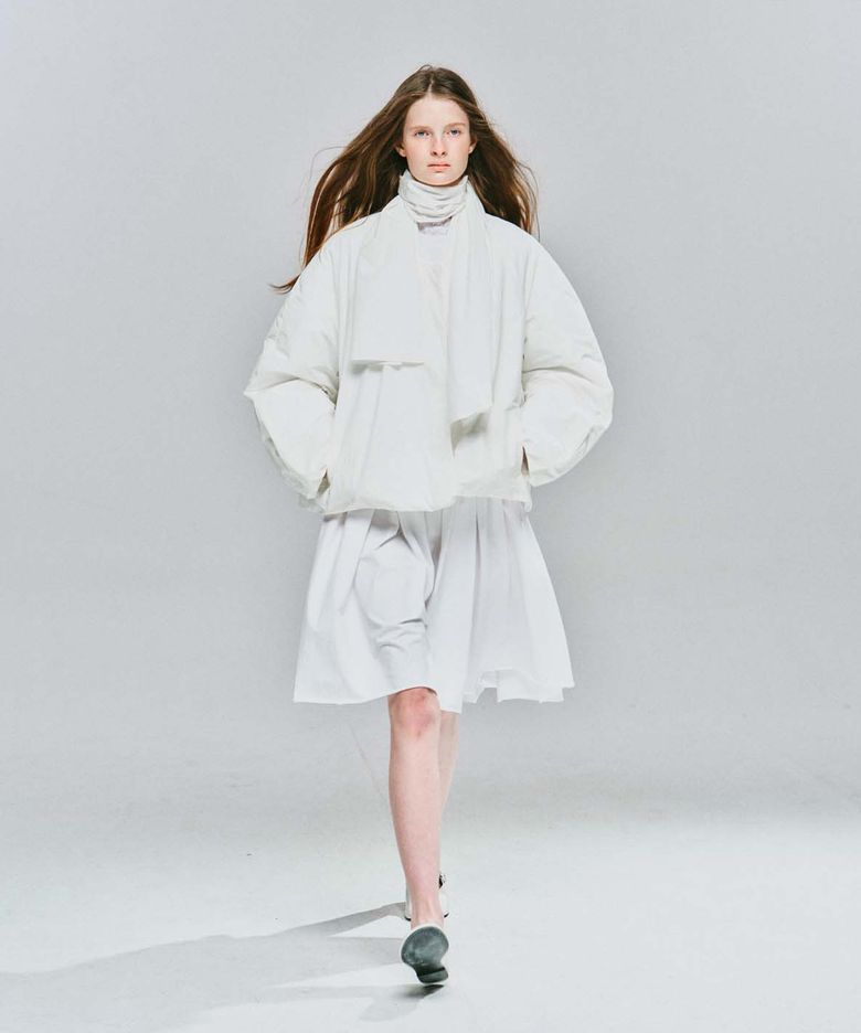 CURVED SHIRRING PUFF JACKET (WHITE)
