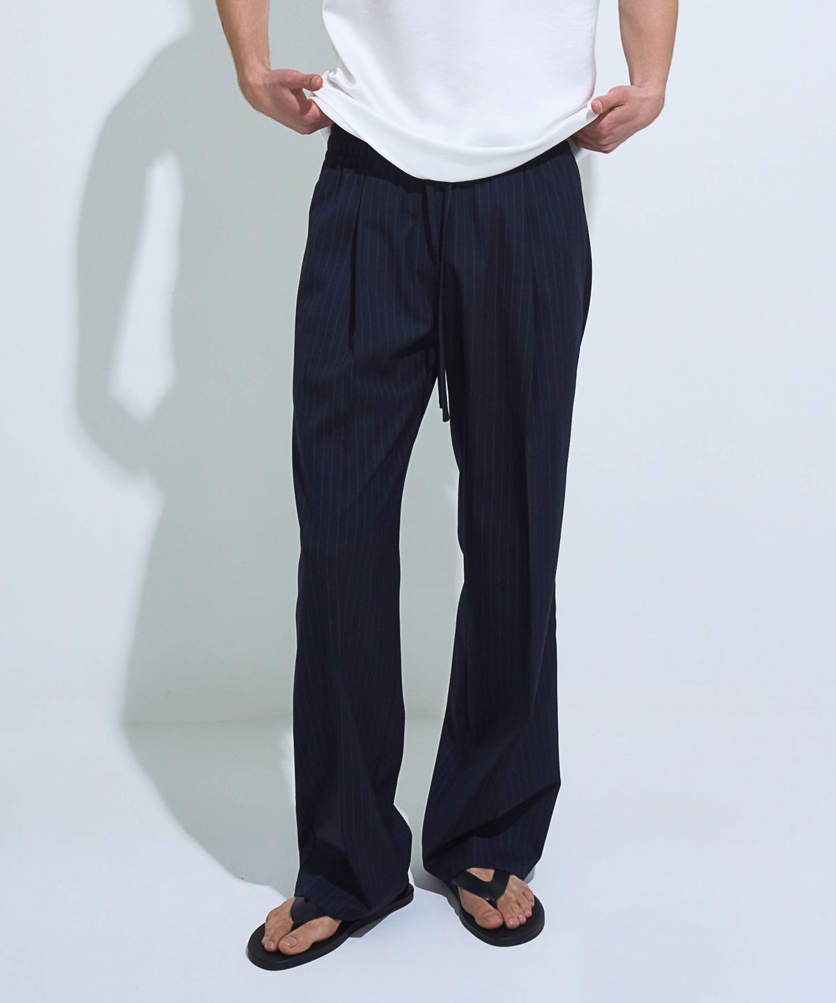페크(PEQ) STRIPE WIDE FIT TROUSERS (NAVY)