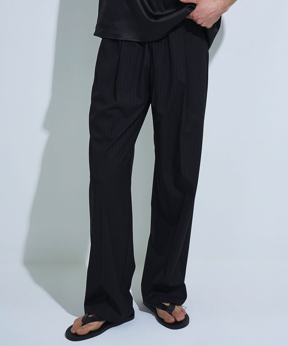 페크(PEQ) STRIPE WIDE FIT TROUSERS (BLACK)