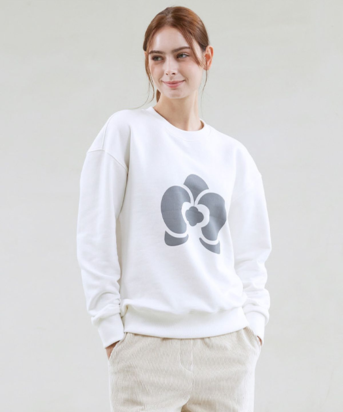 유지옷(YUJEEOT) 호접란 로고 스웻셔츠  (2 colors)