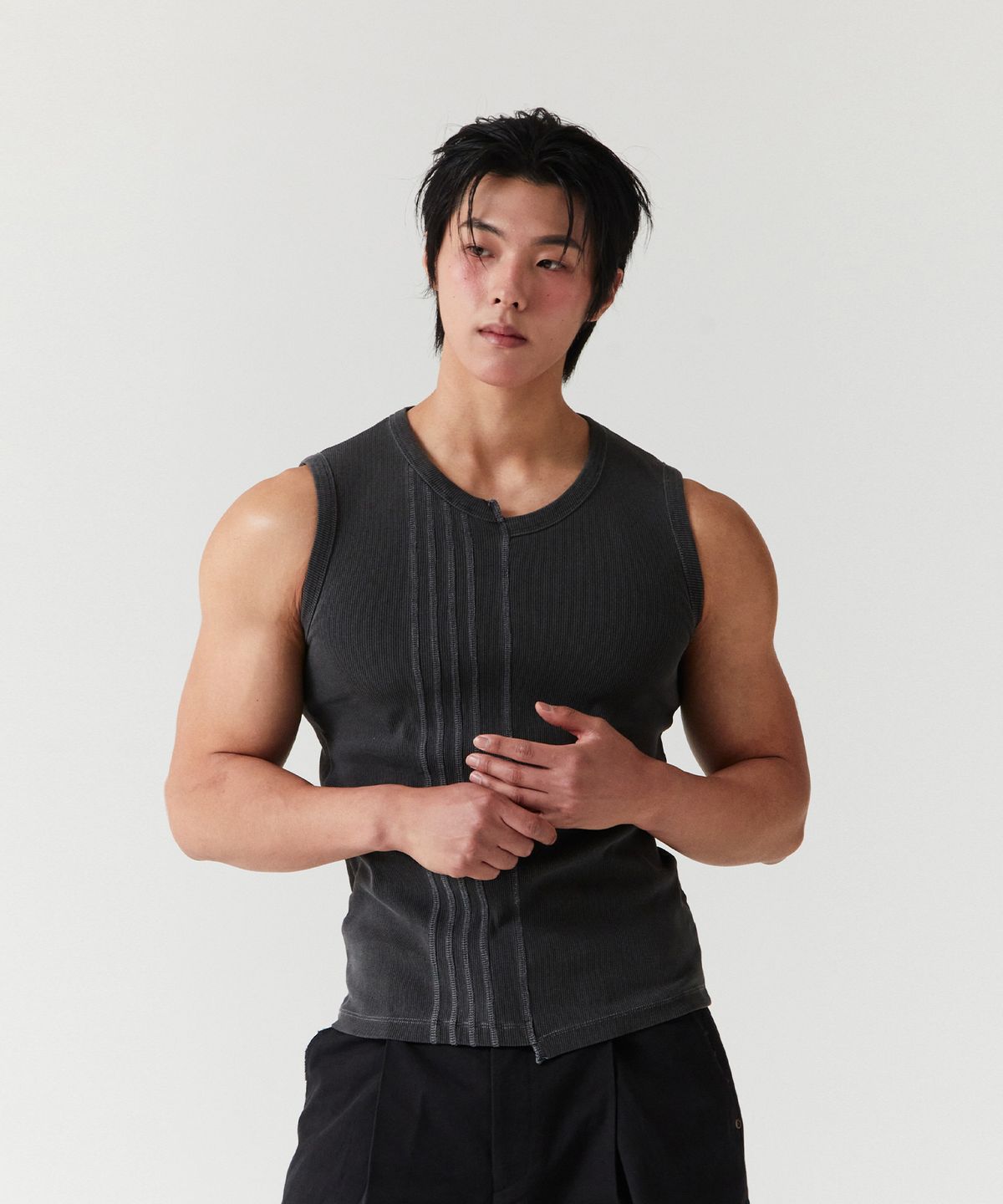 노이네타(NOITNETTA) 언발란스 탱크 탑 차콜