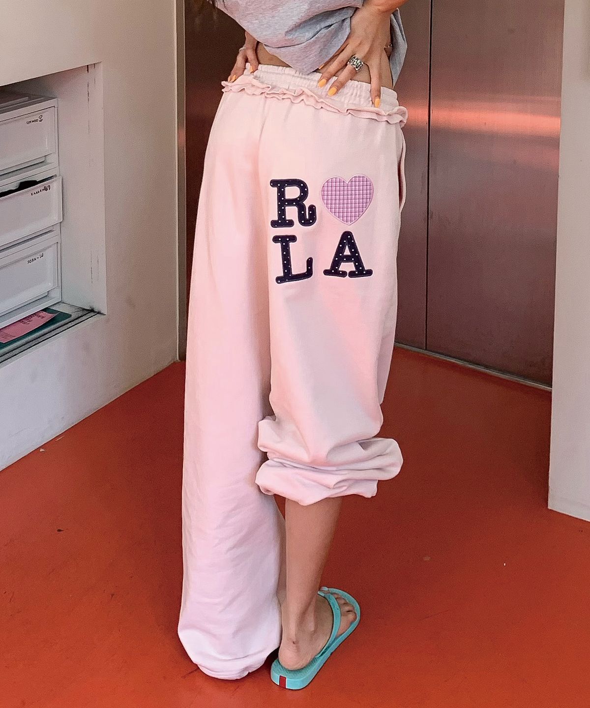 로라로라(ROLAROLA) I LOVE ROLA PATCHWORK SWEAT PANTS LIGHT PINK