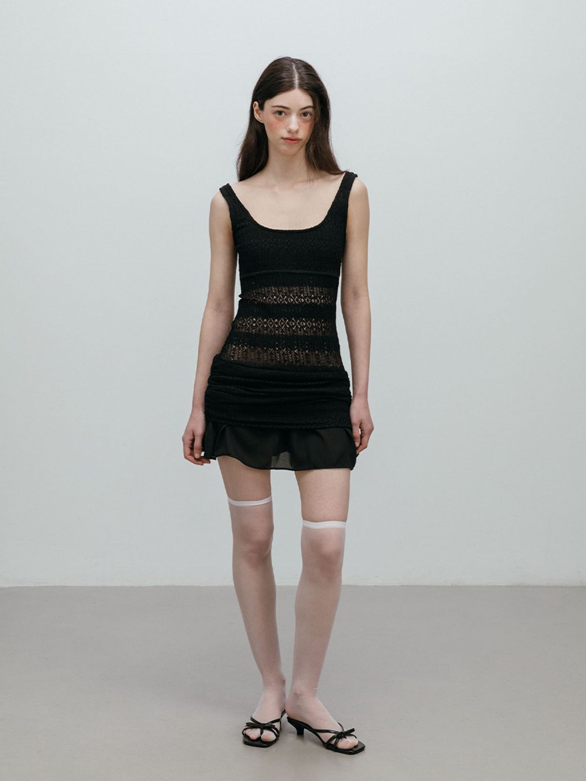 모이페어(MOIFAIRE) CROCHET SHIRRING MINI DRESS / BLACK