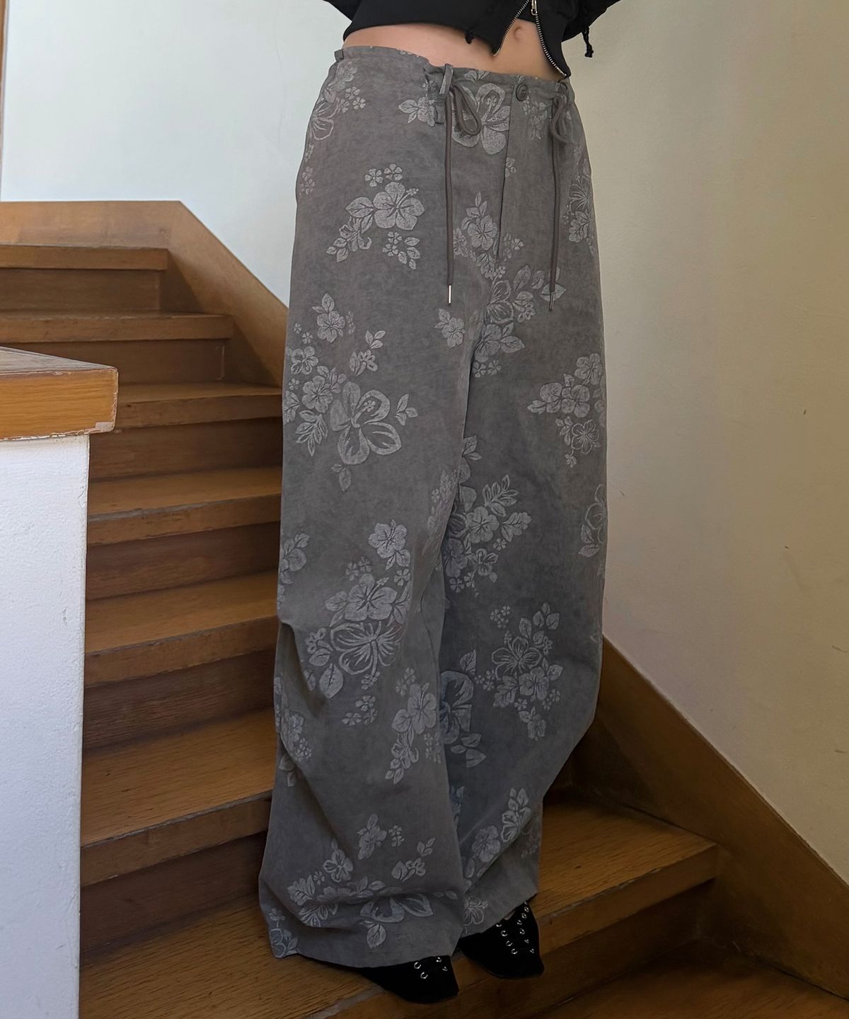 모이페어(MOIFAIRE) FLOWER WIDE PANTS / KHAKI