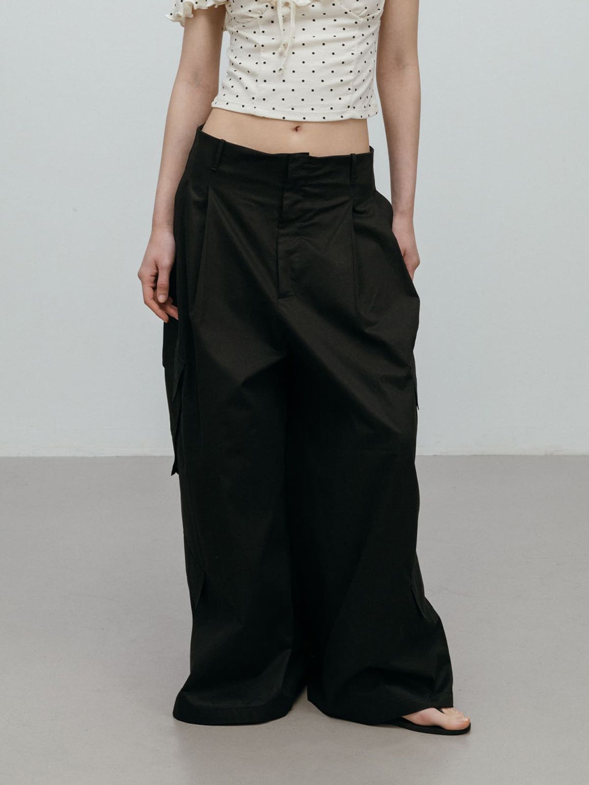 모이페어(MOIFAIRE) PINTUCK CARGO PANTS / BLACK