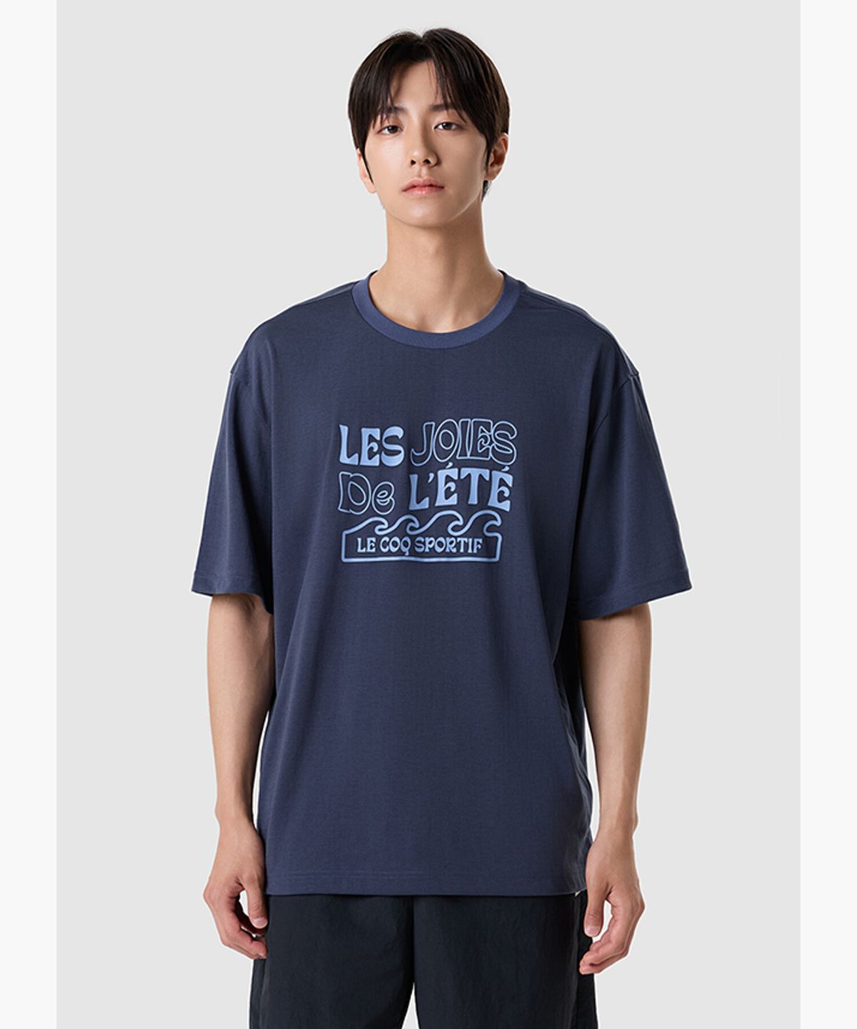 르꼬끄(LECOQ) 유니 레터 루즈핏 반팔티  - 네이비 QR223LRS64