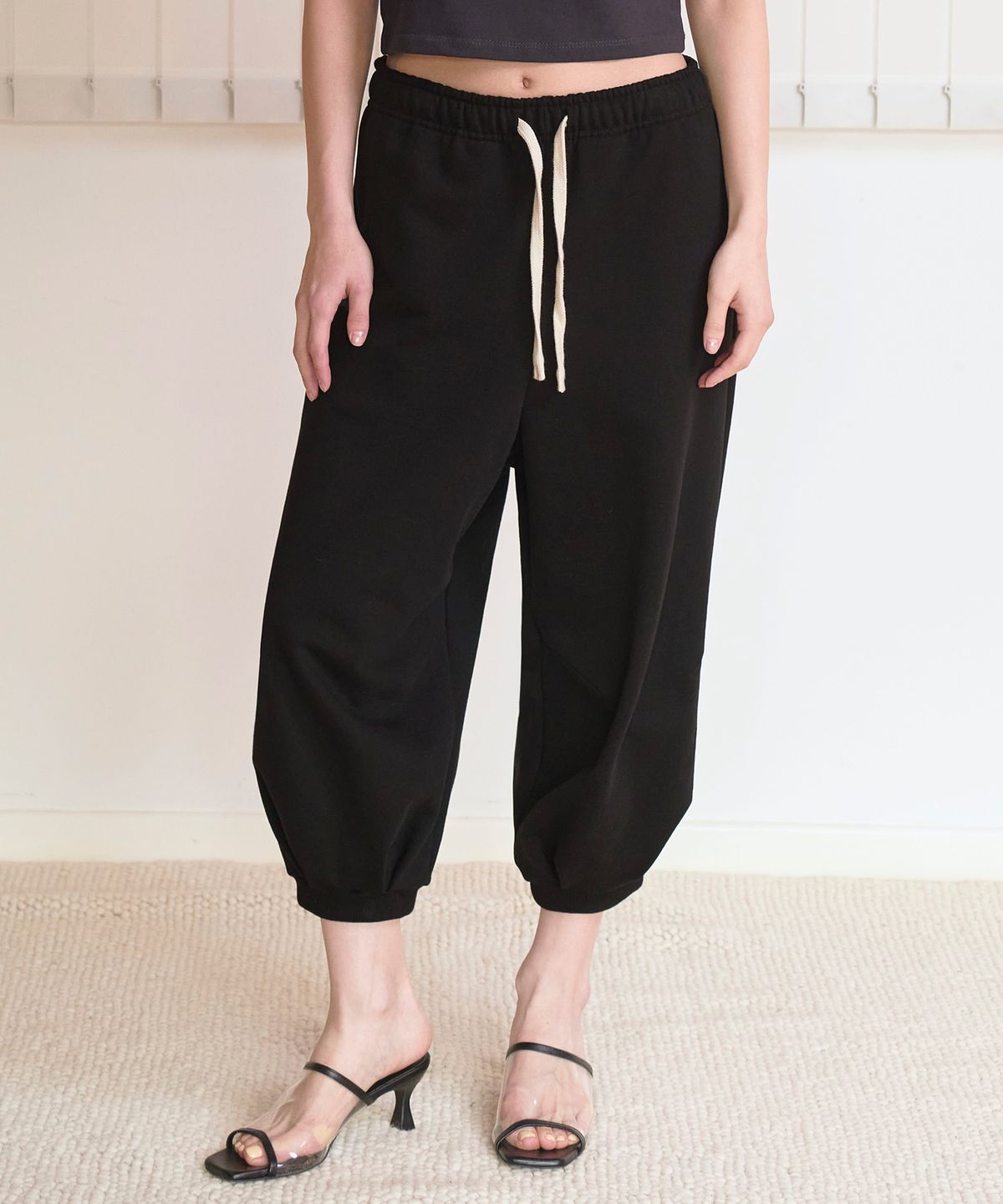 우알롱(WOOALONG) Balloon capri sweat pants -BLACK