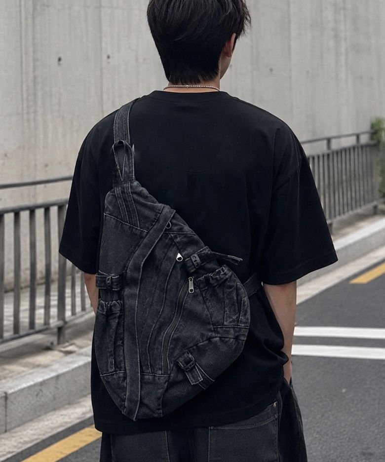 트랙 절개 워시드 데님 슬링백 블랙