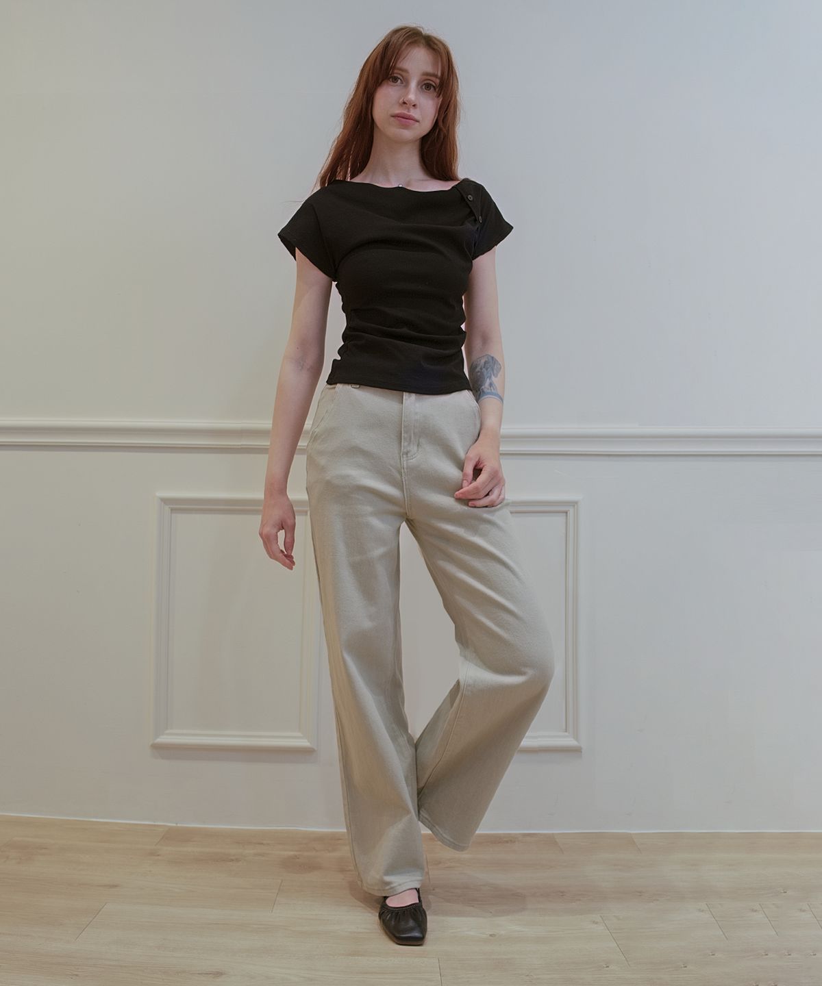 클레이스(CLACE) 사이드 버튼 셔링 반팔 티셔츠_블랙