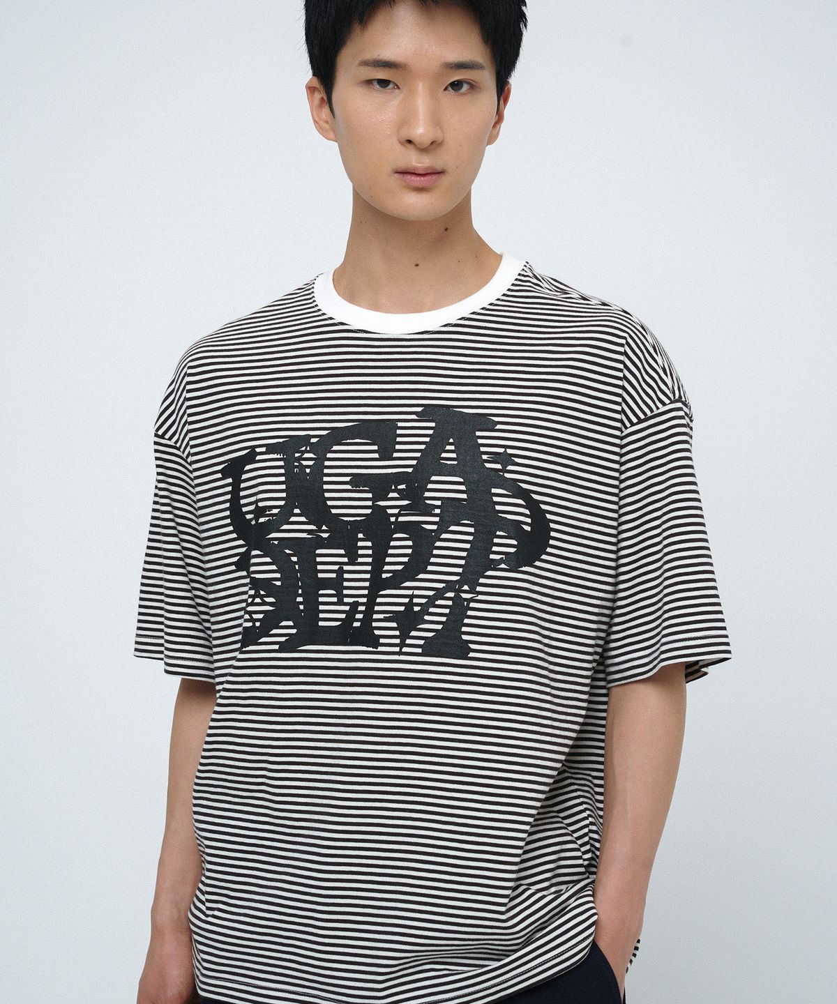 유니버스 가먼트(UNIVERSE GARMENT) 스트라이프 그래피티 티셔츠_CHARCOAL