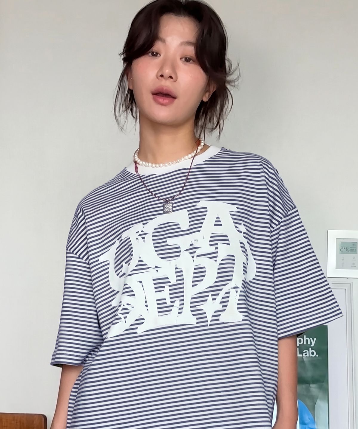 유니버스 가먼트(UNIVERSE GARMENT) 스트라이프 그래피티 티셔츠_NAVY