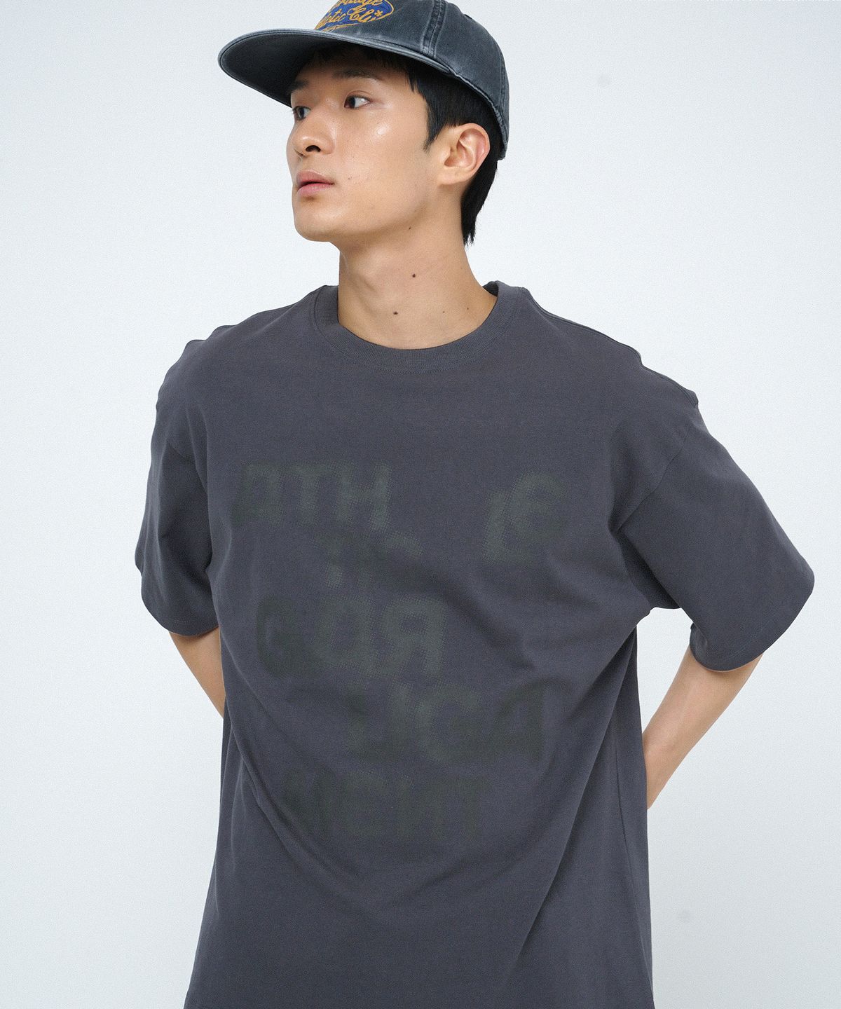 유니버스 가먼트(UNIVERSE GARMENT) 싸인 그래피티 티셔츠_CHARCOAL