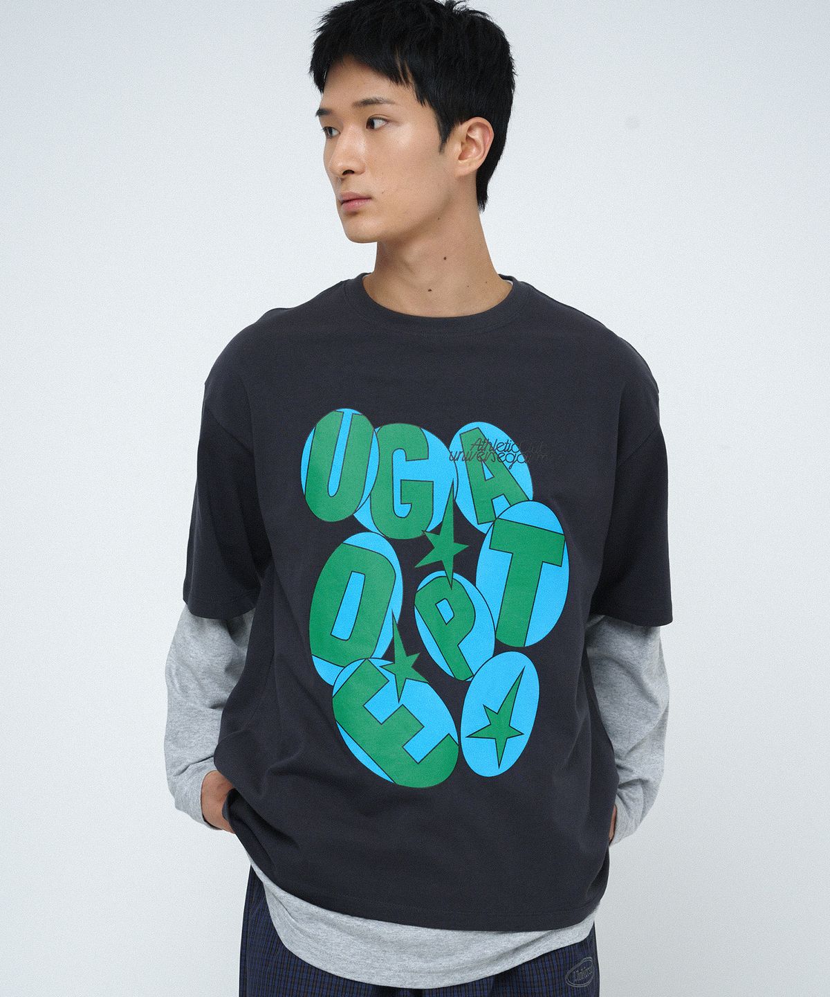유니버스 가먼트(UNIVERSE GARMENT) 서클 텍스트 프린트 티셔츠_CHARCOAL