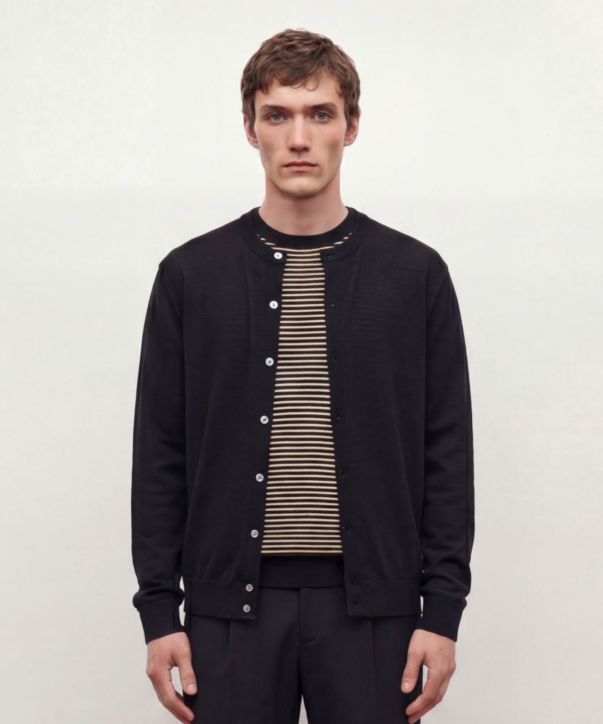 질스튜어트뉴욕 맨(JILLSTUART NEWYORK MEN) 코튼 강연 크루넥 가디건 - 블랙 (JNSW6B507BK)