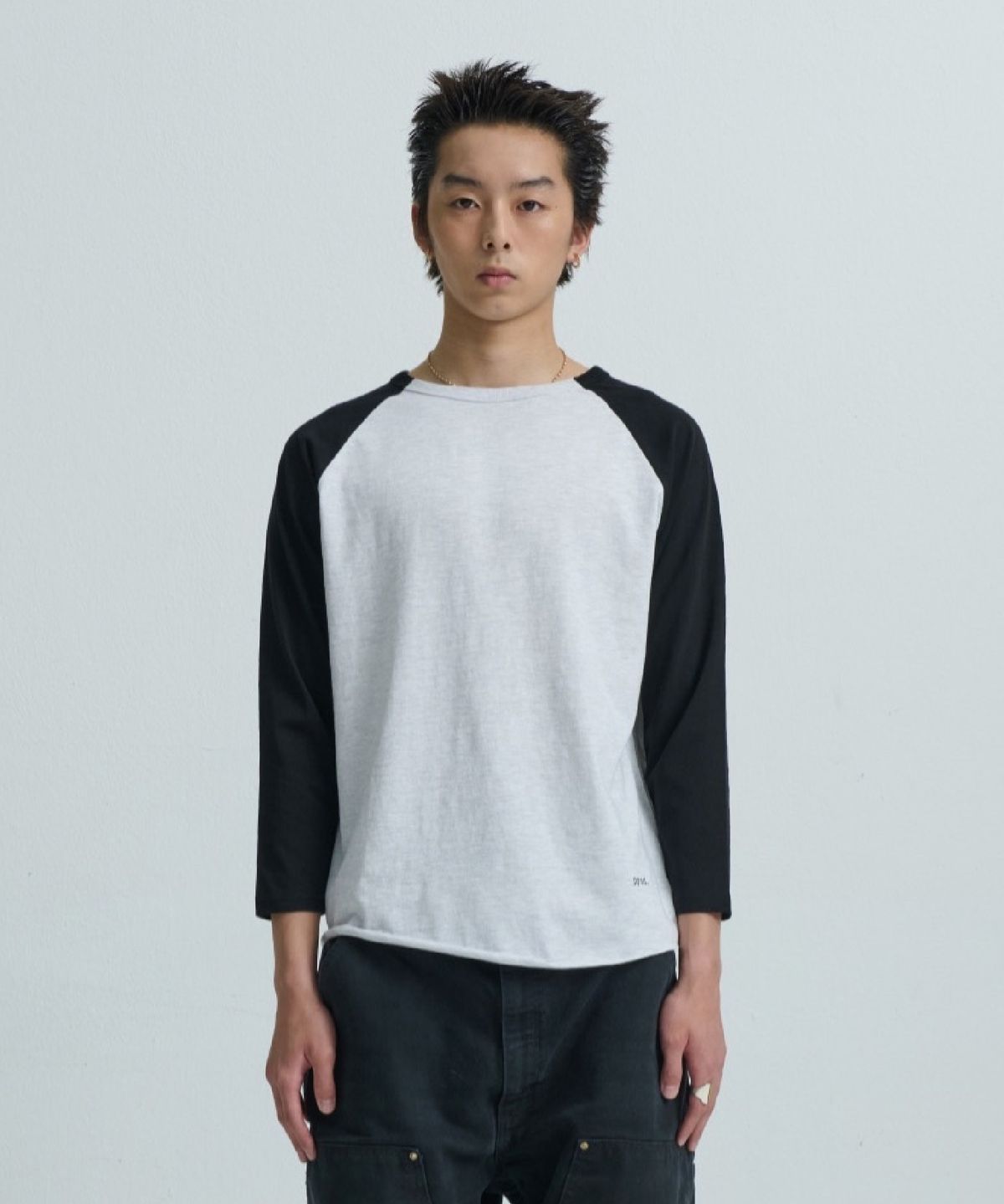 친다운(CHIN DOWN) DOUBLE SIDED RAGLAN TEE (BLACK)