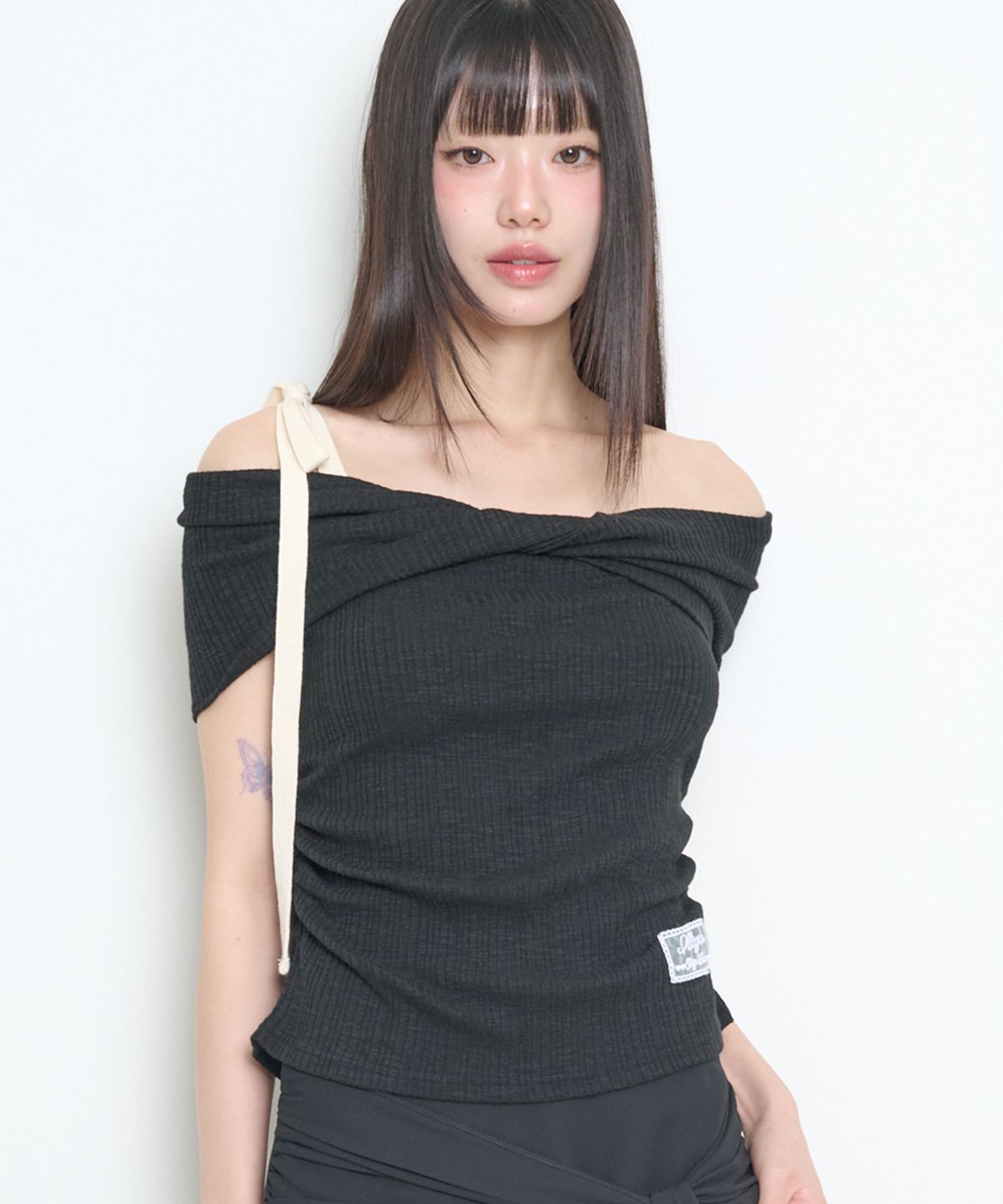 일리고(ILLIGO) 플로우 오프숄더 탑 블랙