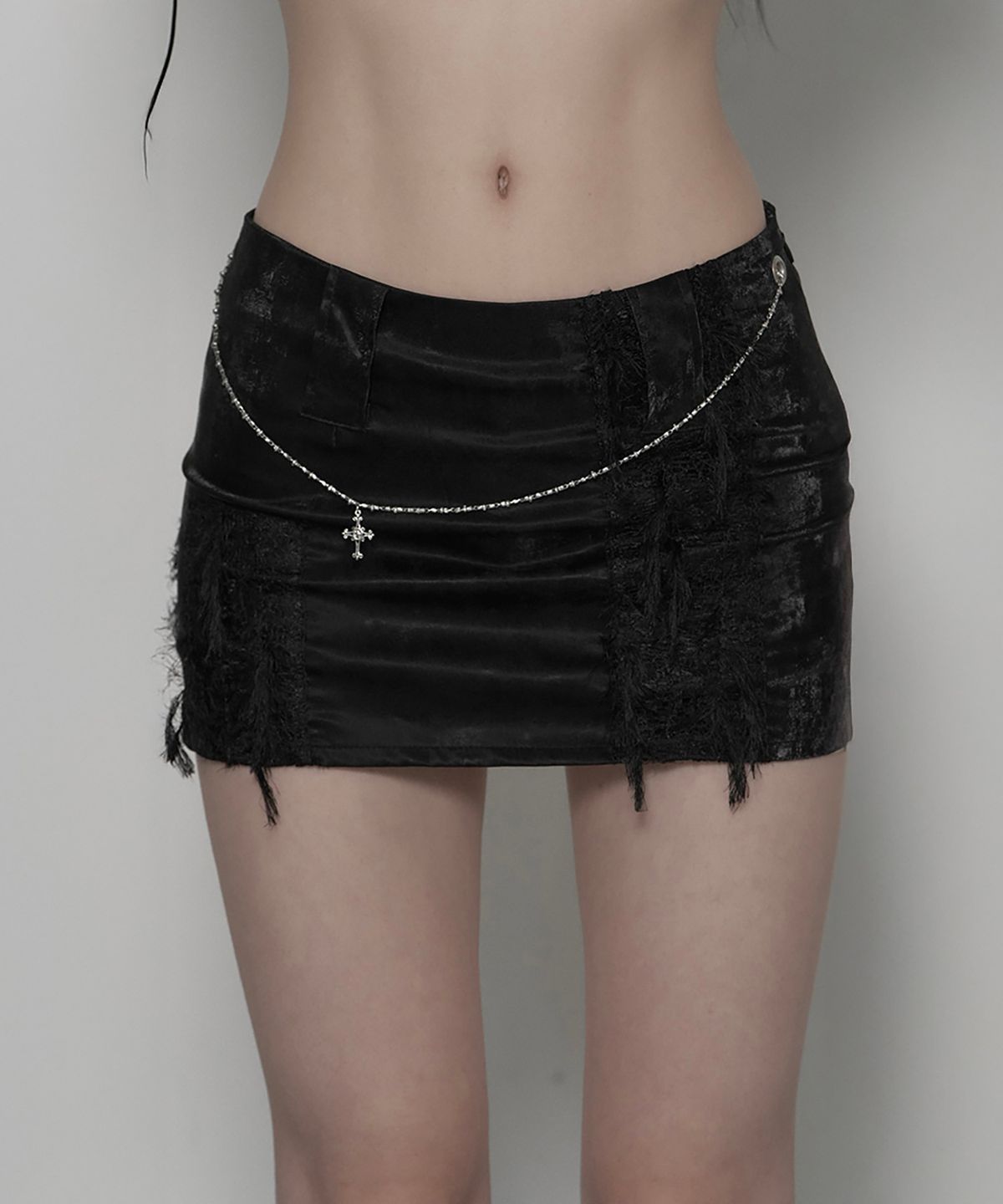 쇠아(SØAR) Lace Leather Chain Short Skirt