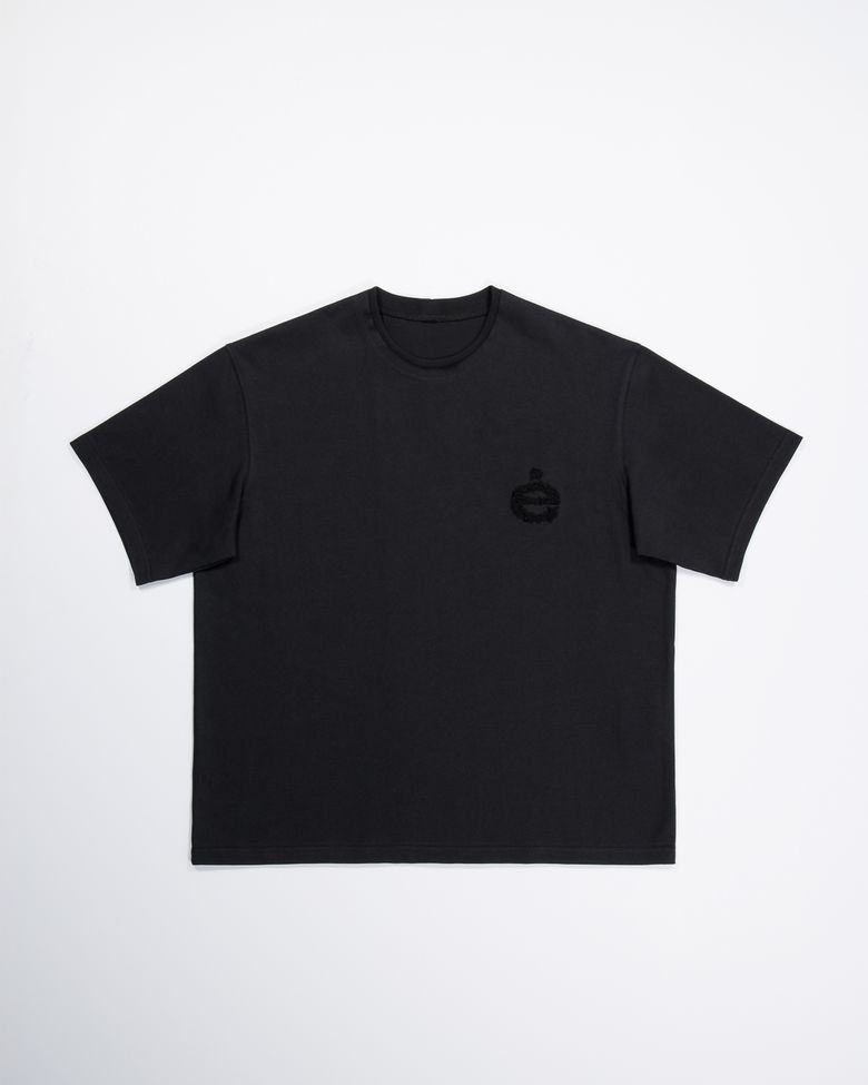 mėadow T in Black